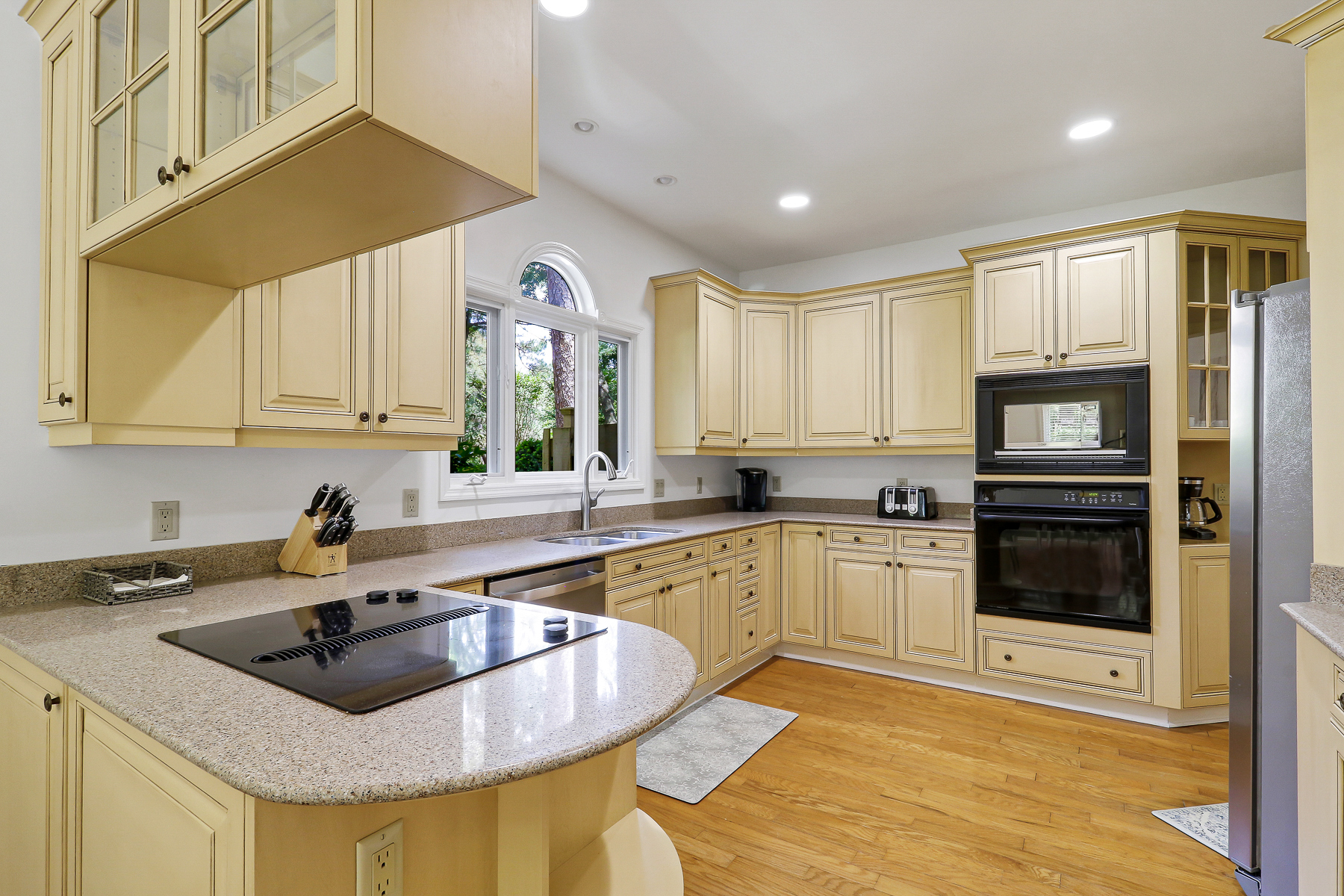 6 Gunnery | Spacious kitchen w/ stainless steel appliances 