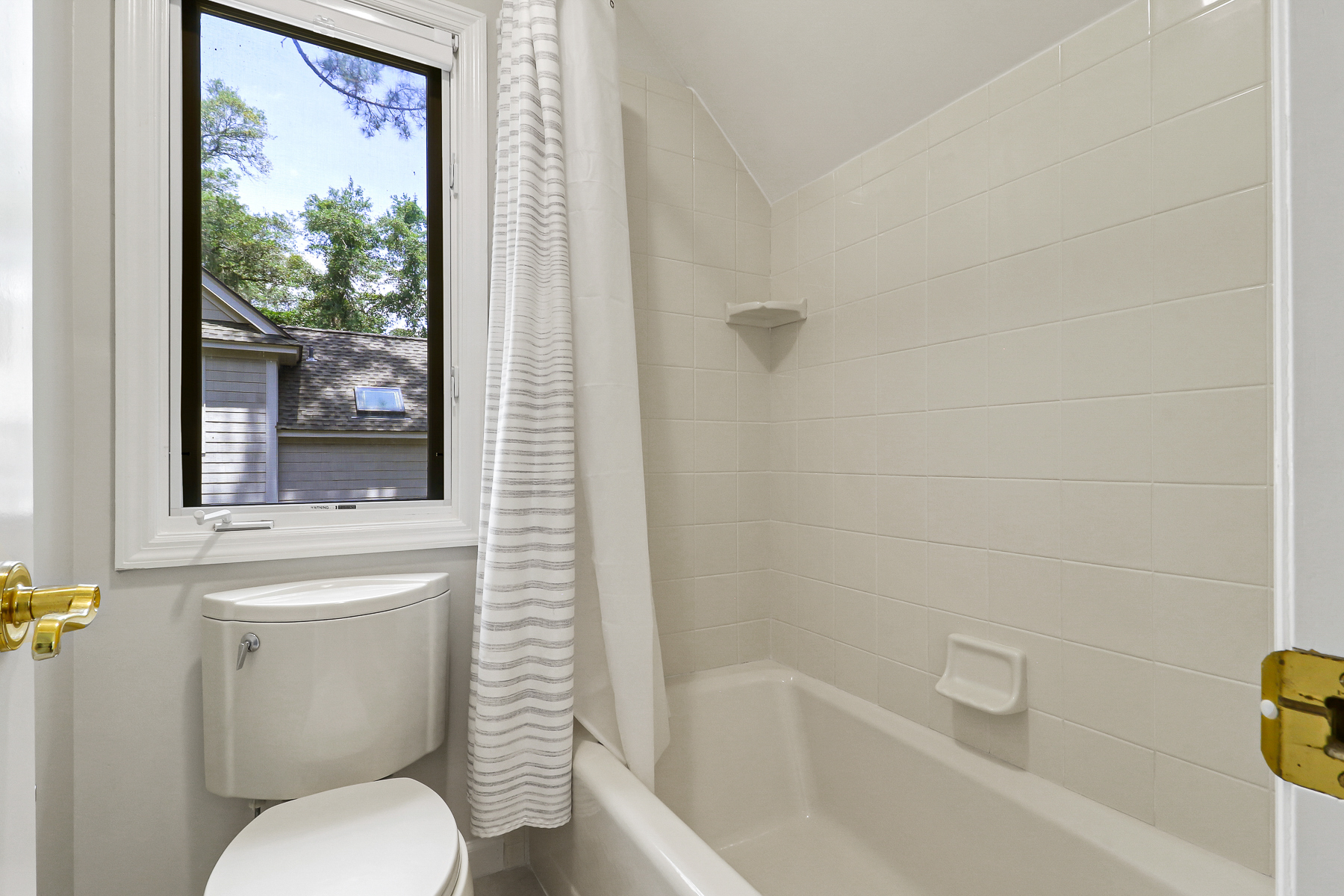 6 Gunnery | Bedrooms 2 & 3 Jack-and-Jill bathroom