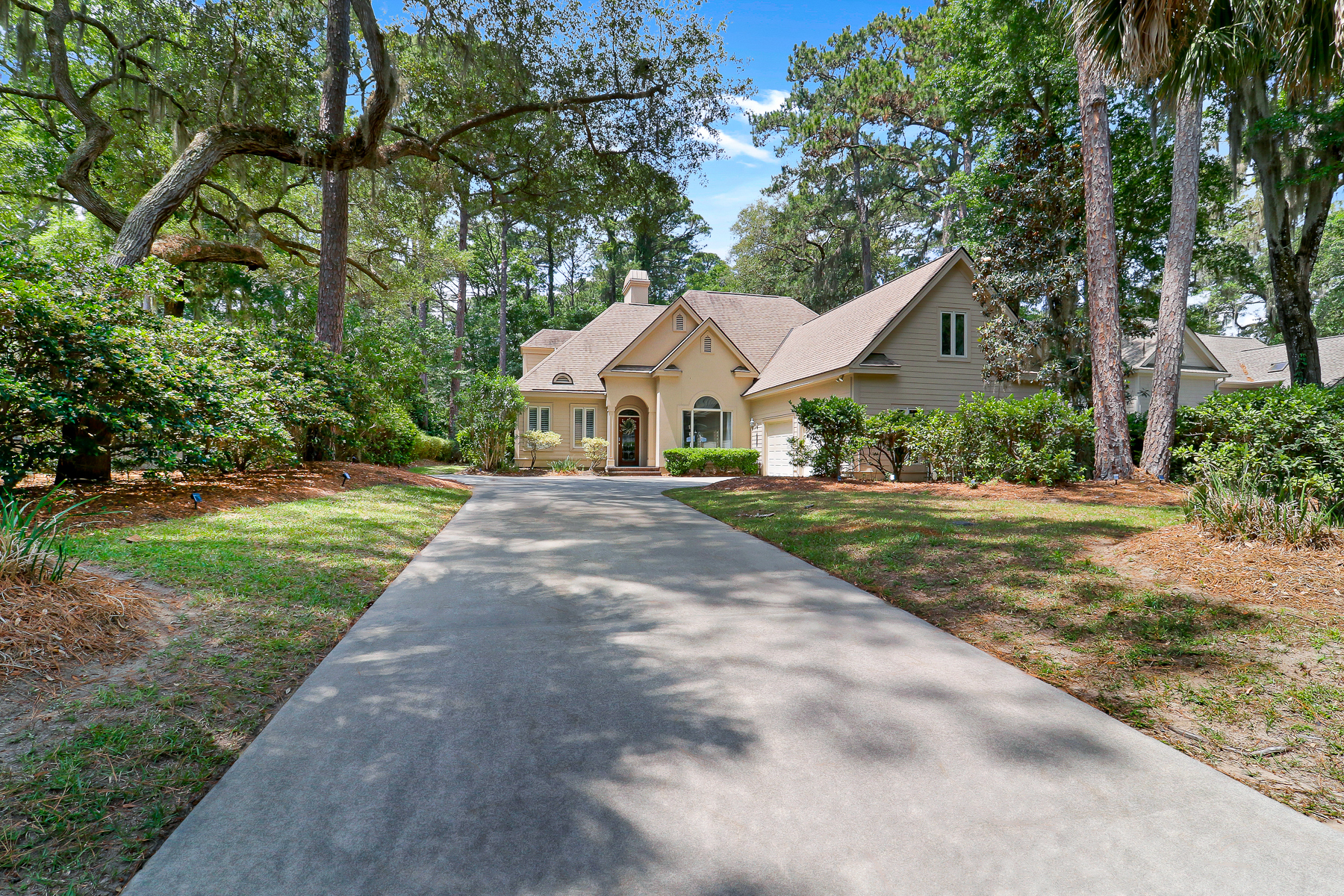 6 Gunnery | Beautiful front exterior w/ oversized driveway