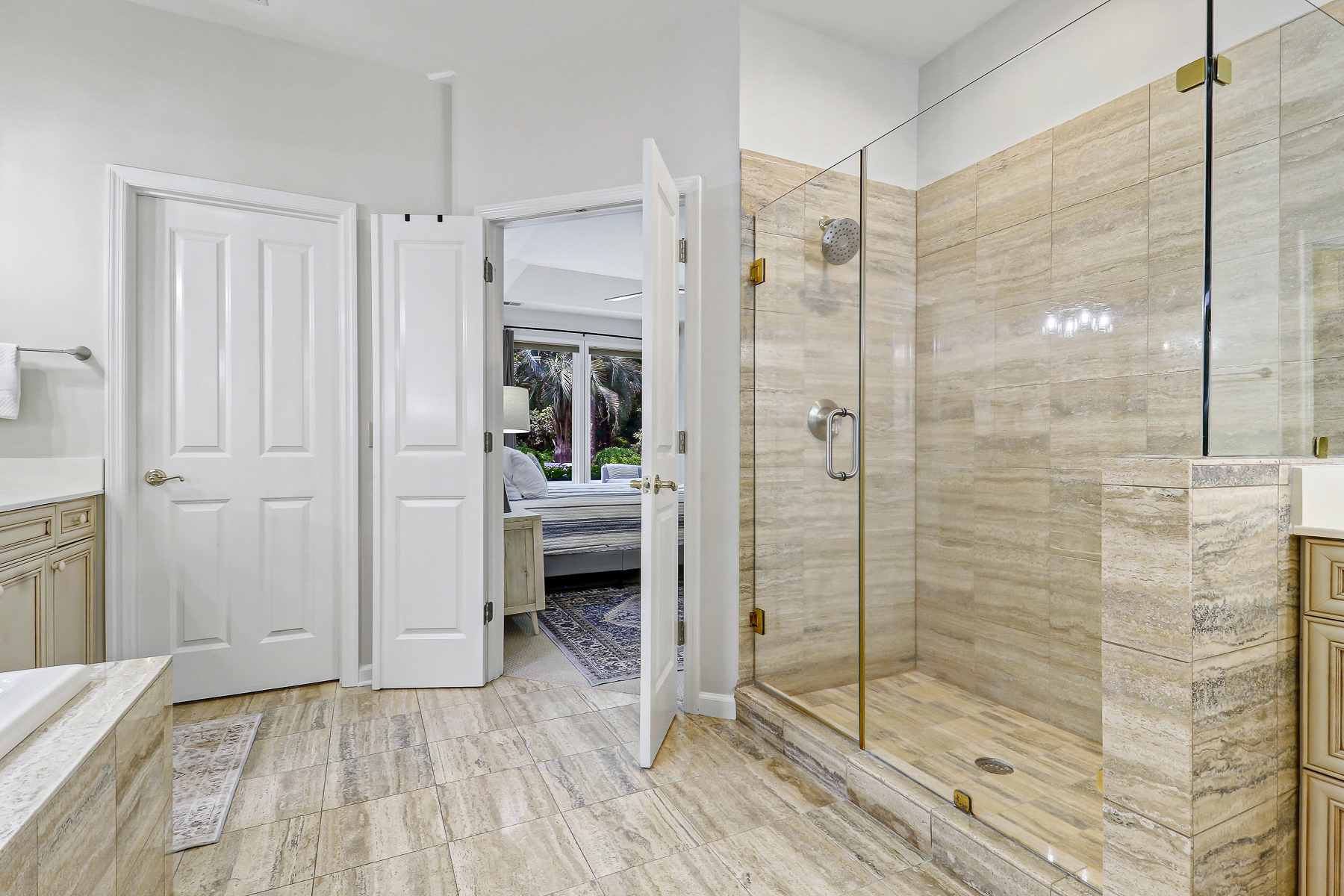 6 Gunnery | Bedroom 1 ensuite bathroom w/ shower & tub