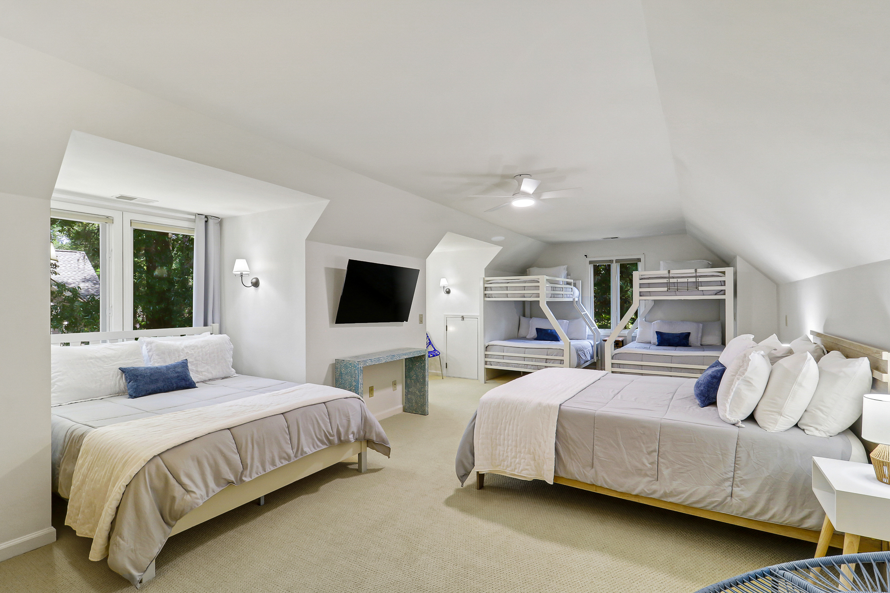 6 Gunnery | Bedroom 3 2 Queen beds & 2 sets of twin over full bu