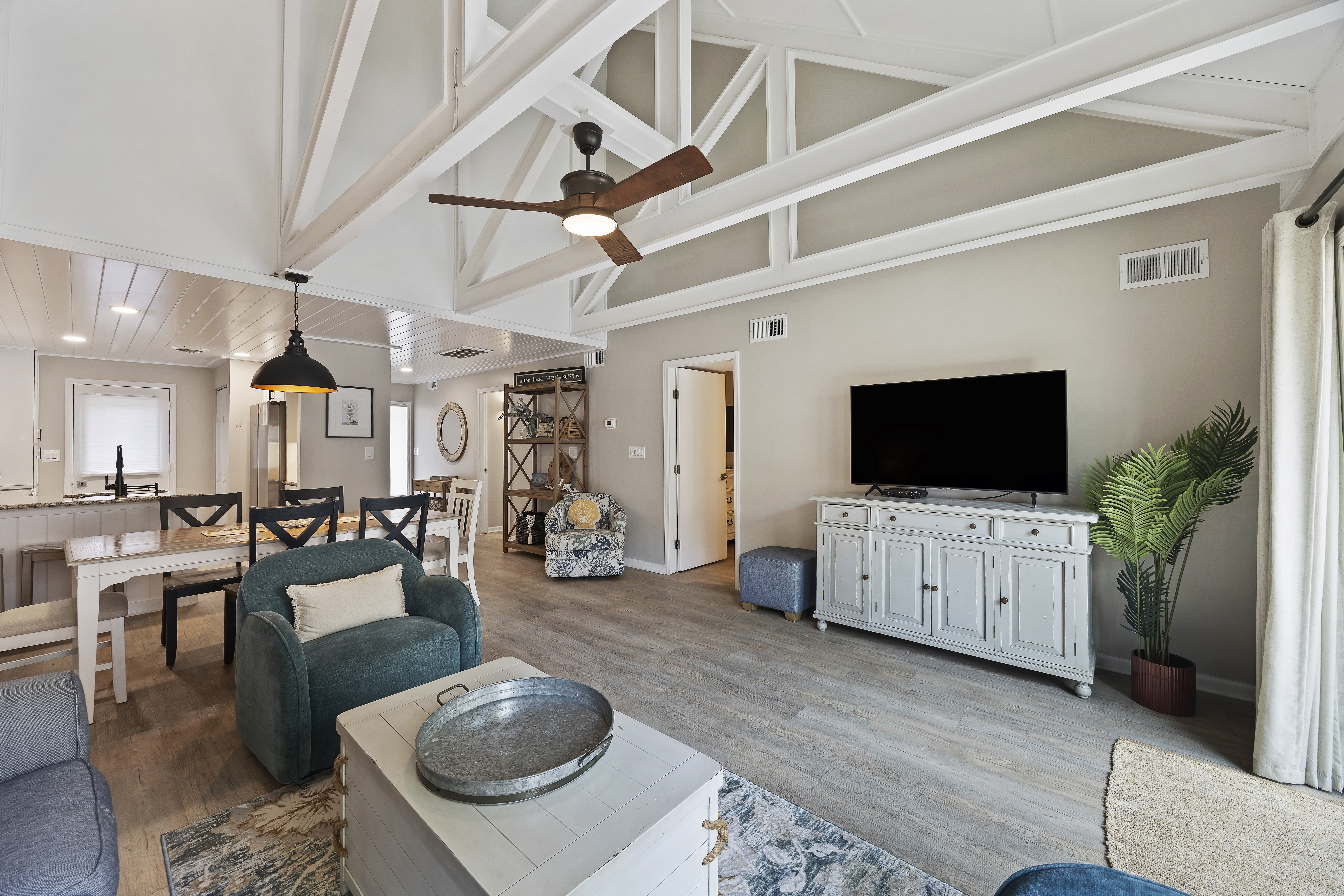 520 Queens Grant | Spacious and bright living room