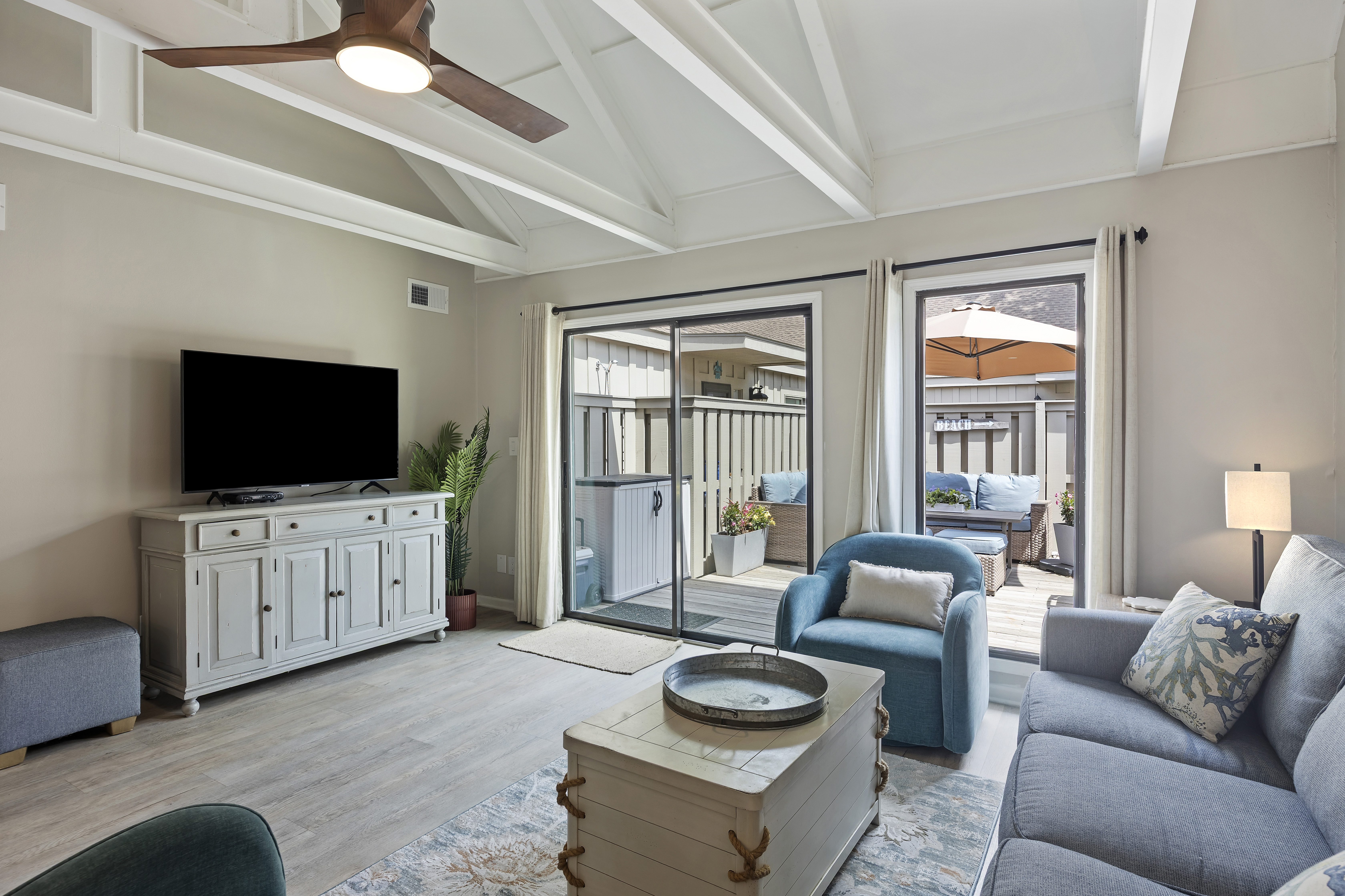 520 Queens Grant | Spacious and bright living room