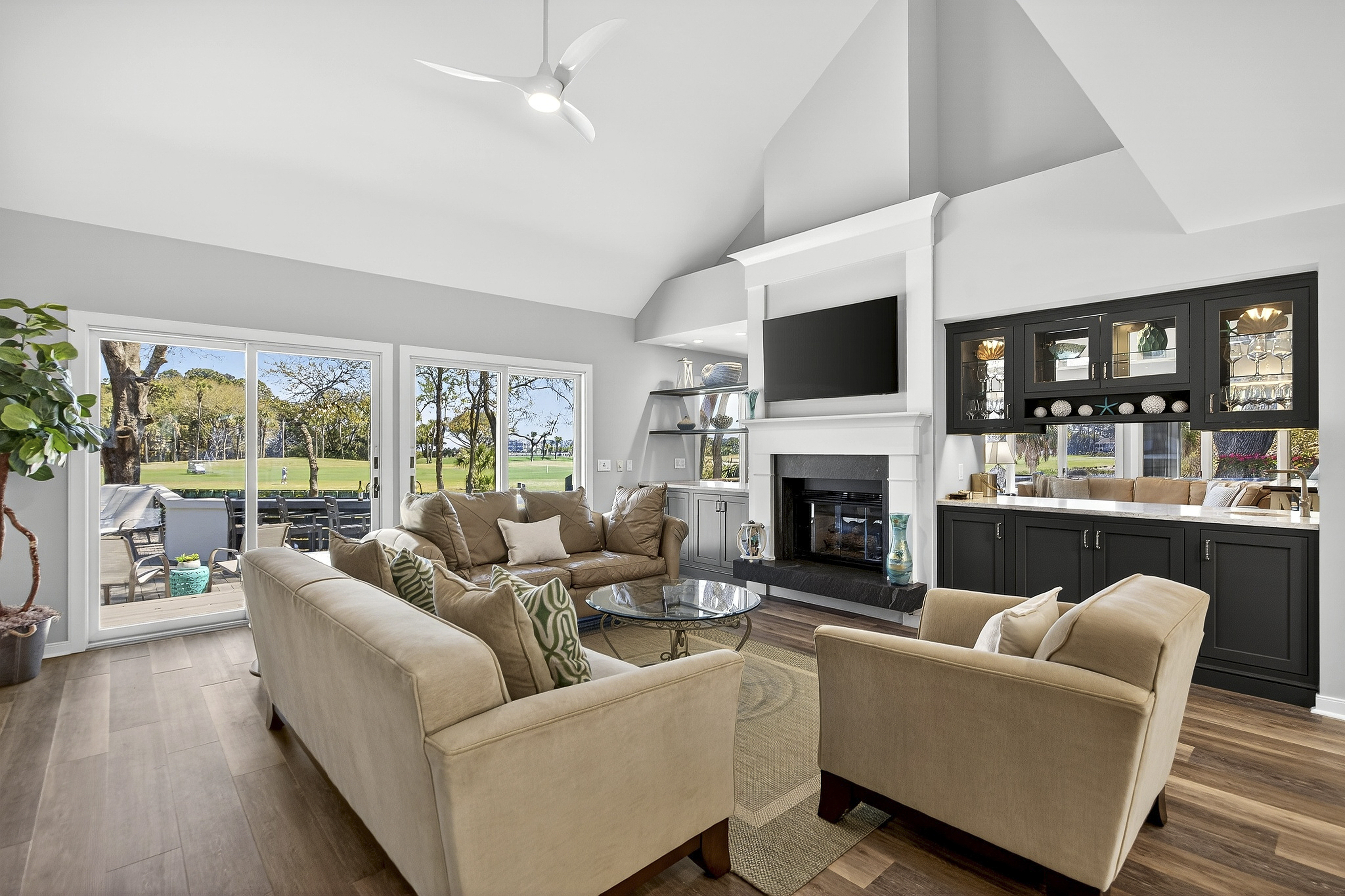 32 Full Sweep | Main Living Room 1 