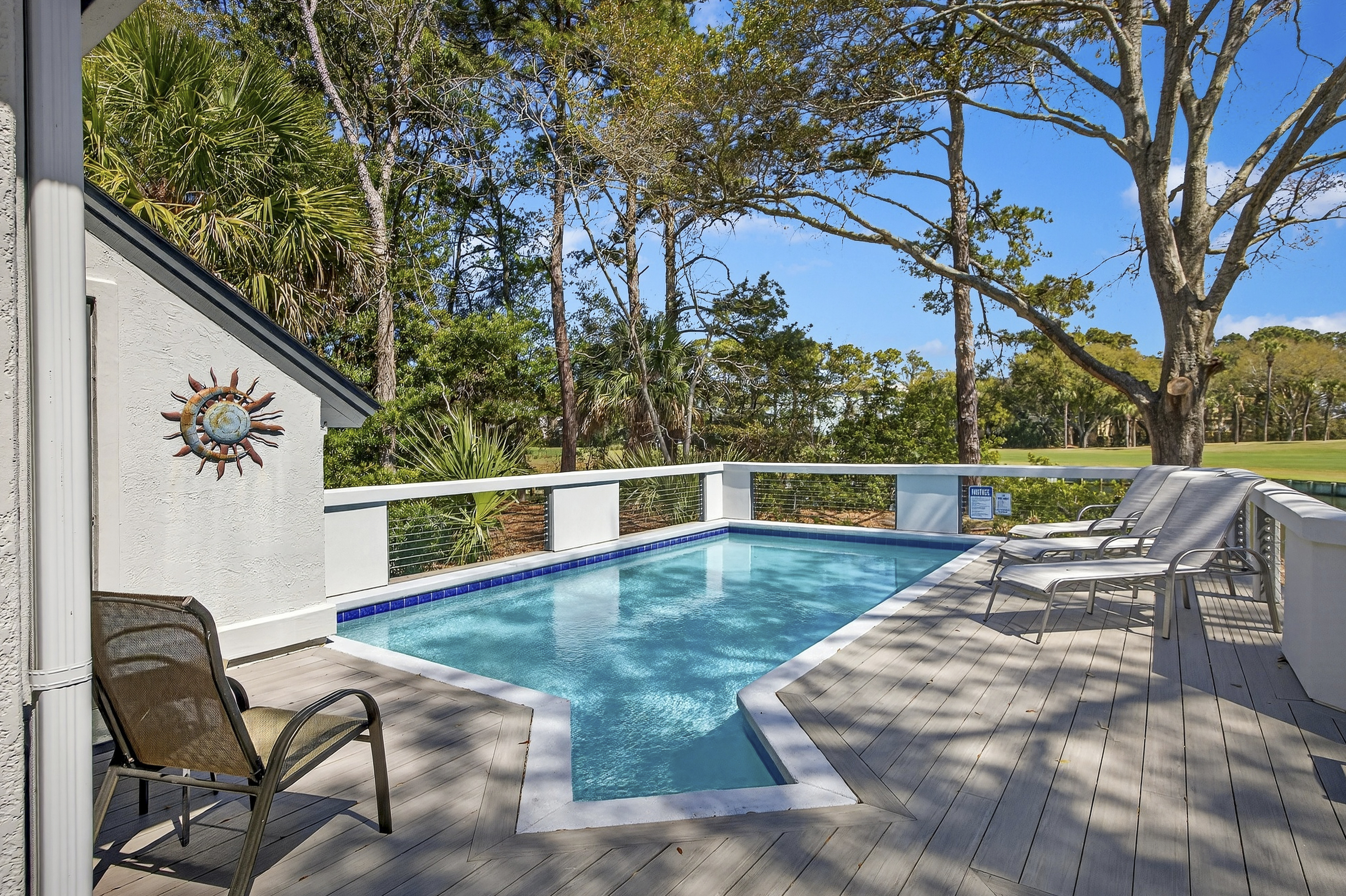 32 Full Sweep | Pool deck with brand new cable wire banister