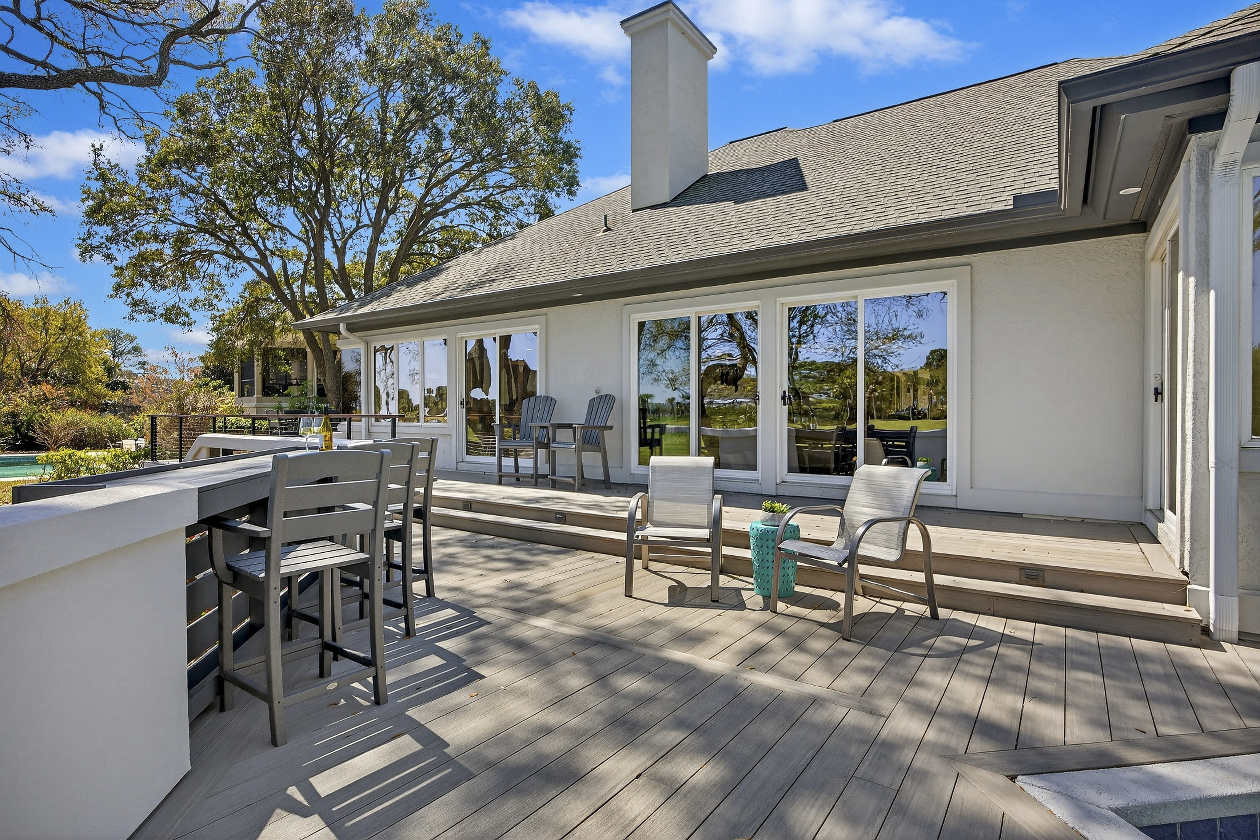 32 Full Sweep | Pool deck with brand new cable wire banister