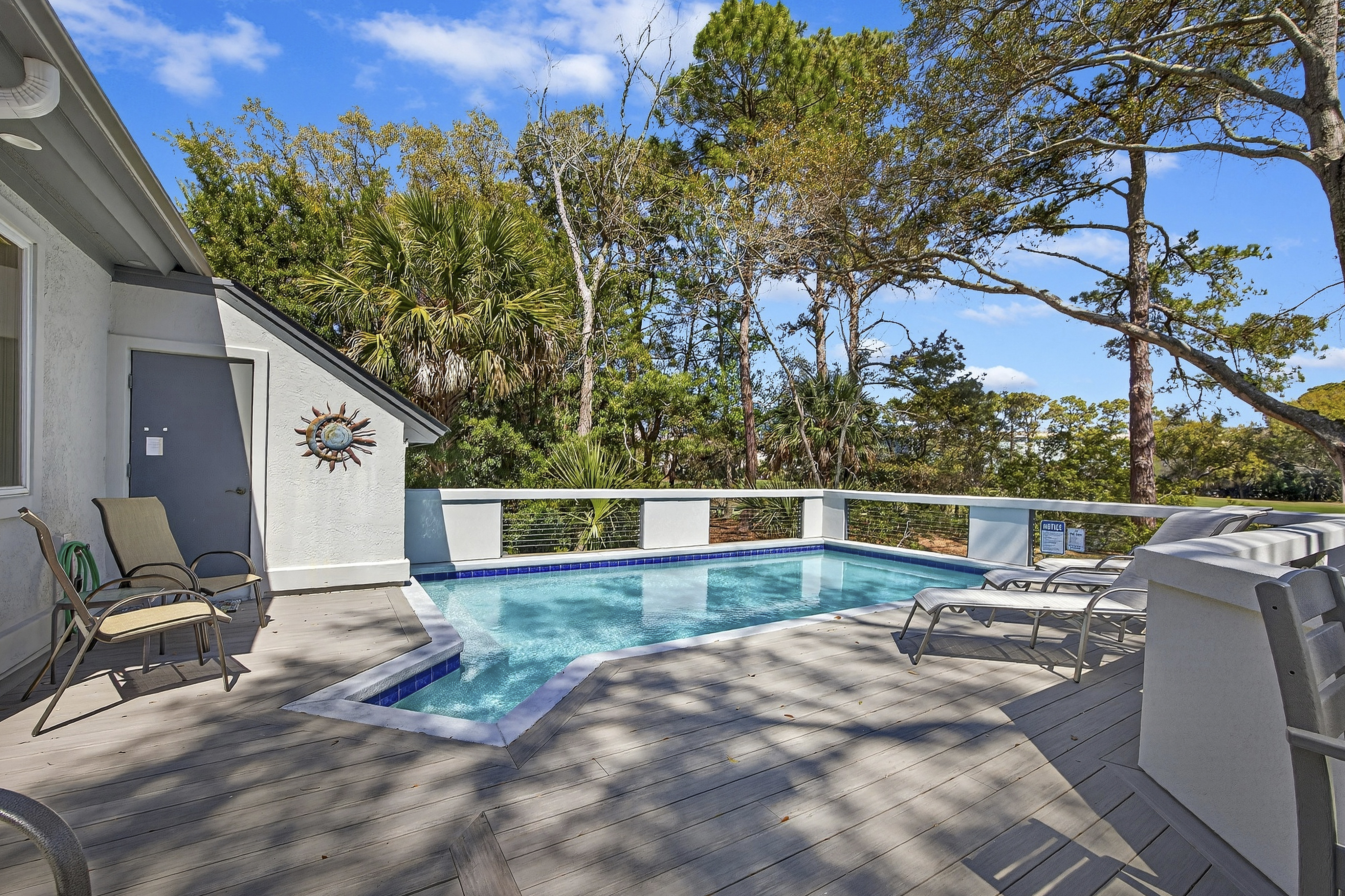 32 Full Sweep | Pool deck with brand new cable wire banister