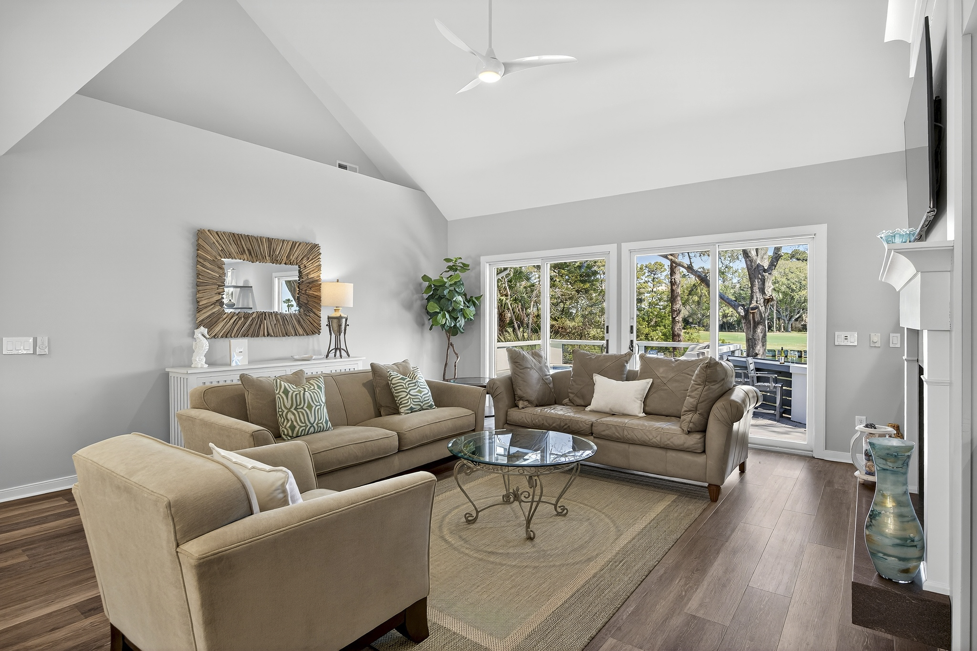 32 Full Sweep | Main Living Room 1 