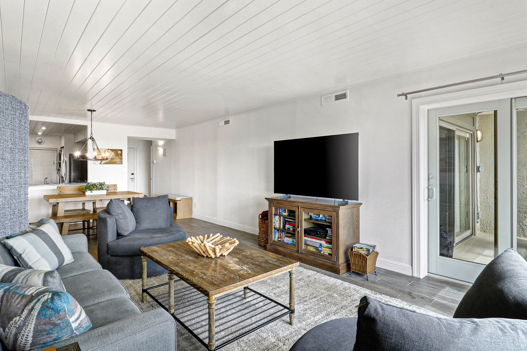 109 Shorewood | Bright living room w/ new chairs