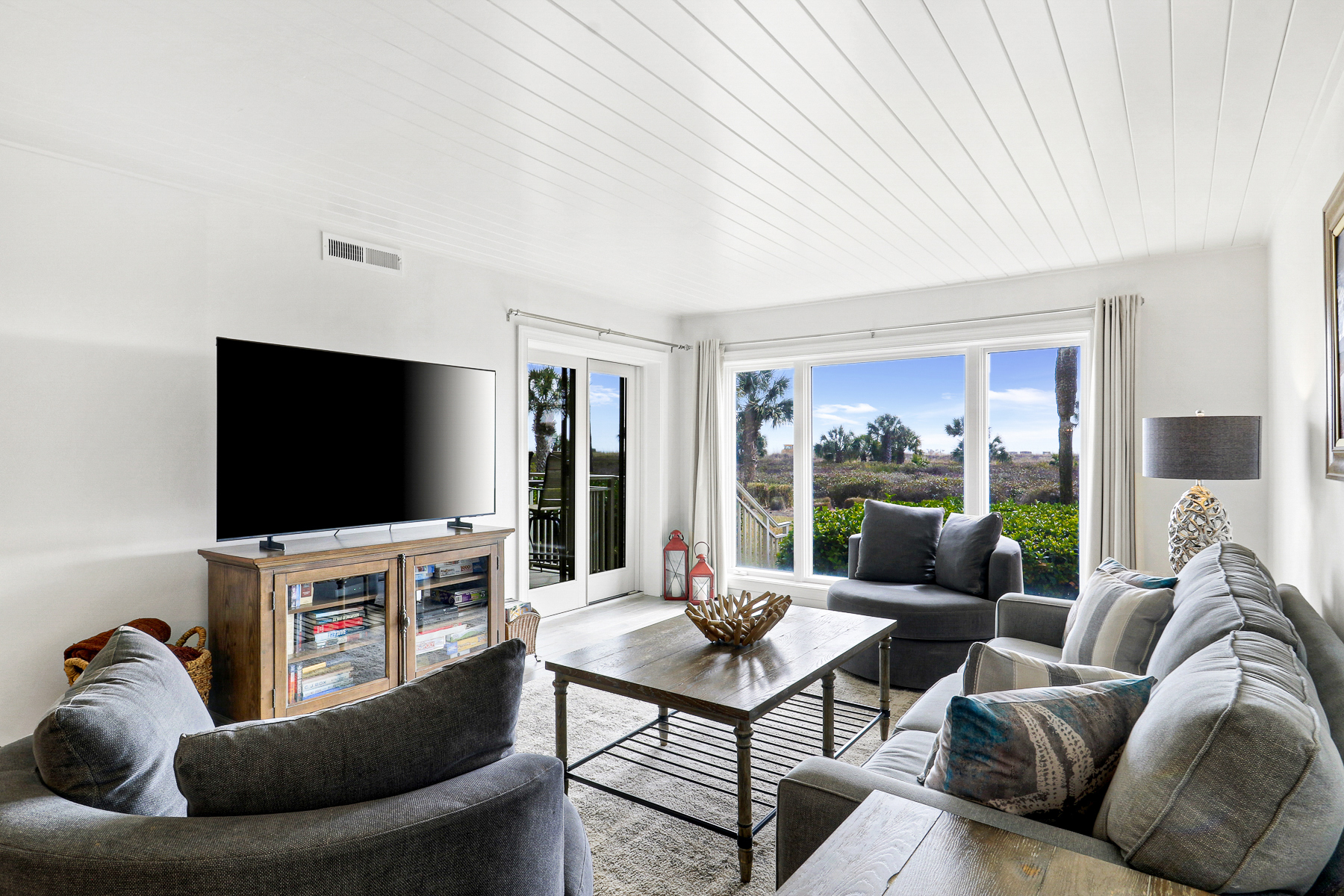 109 Shorewood | Bright living room w/ new chairs