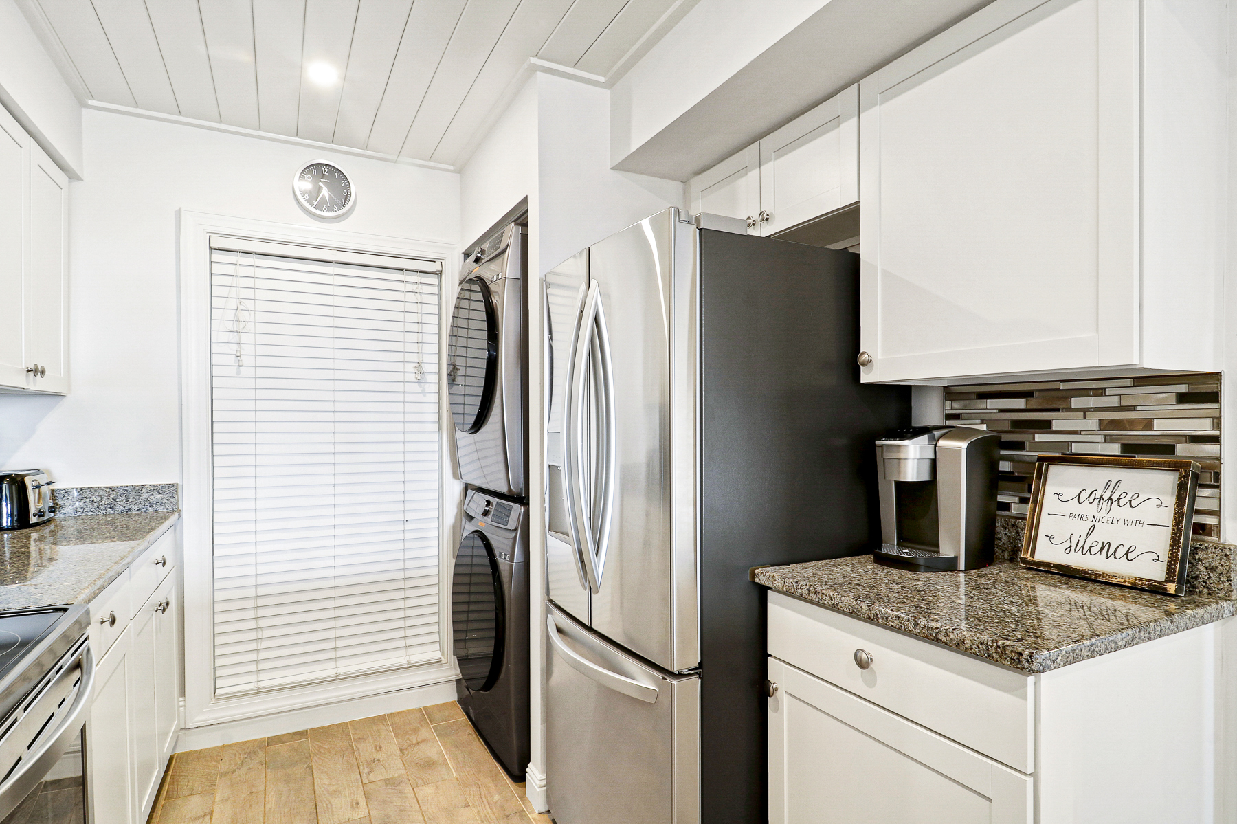 109 Shorewood | Modern Kitchen w/ stainless steel appliances