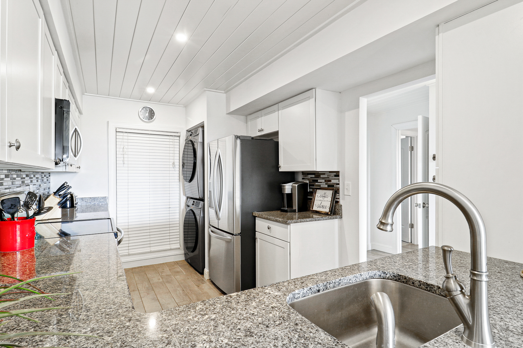 109 Shorewood | Modern Kitchen w/ stainless steel appliances