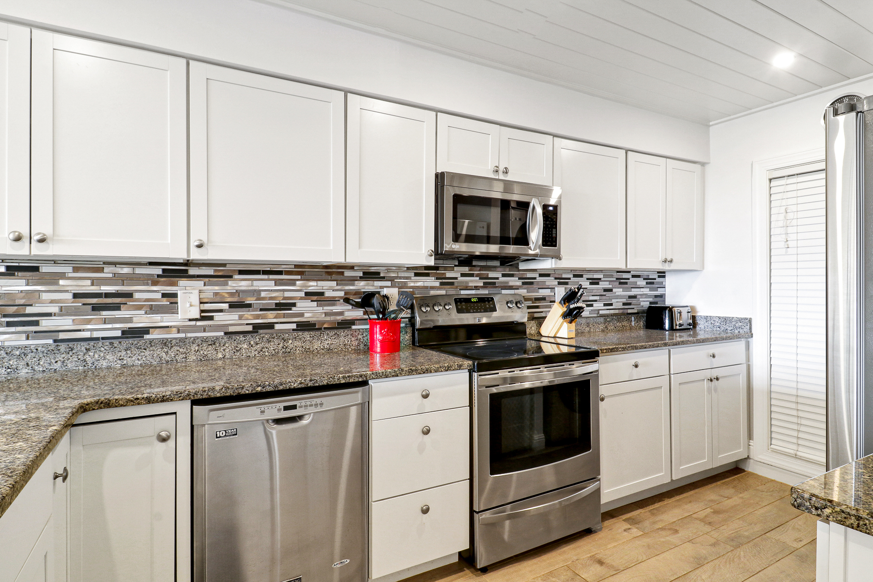 109 Shorewood | Modern Kitchen w/ stainless steel appliances
