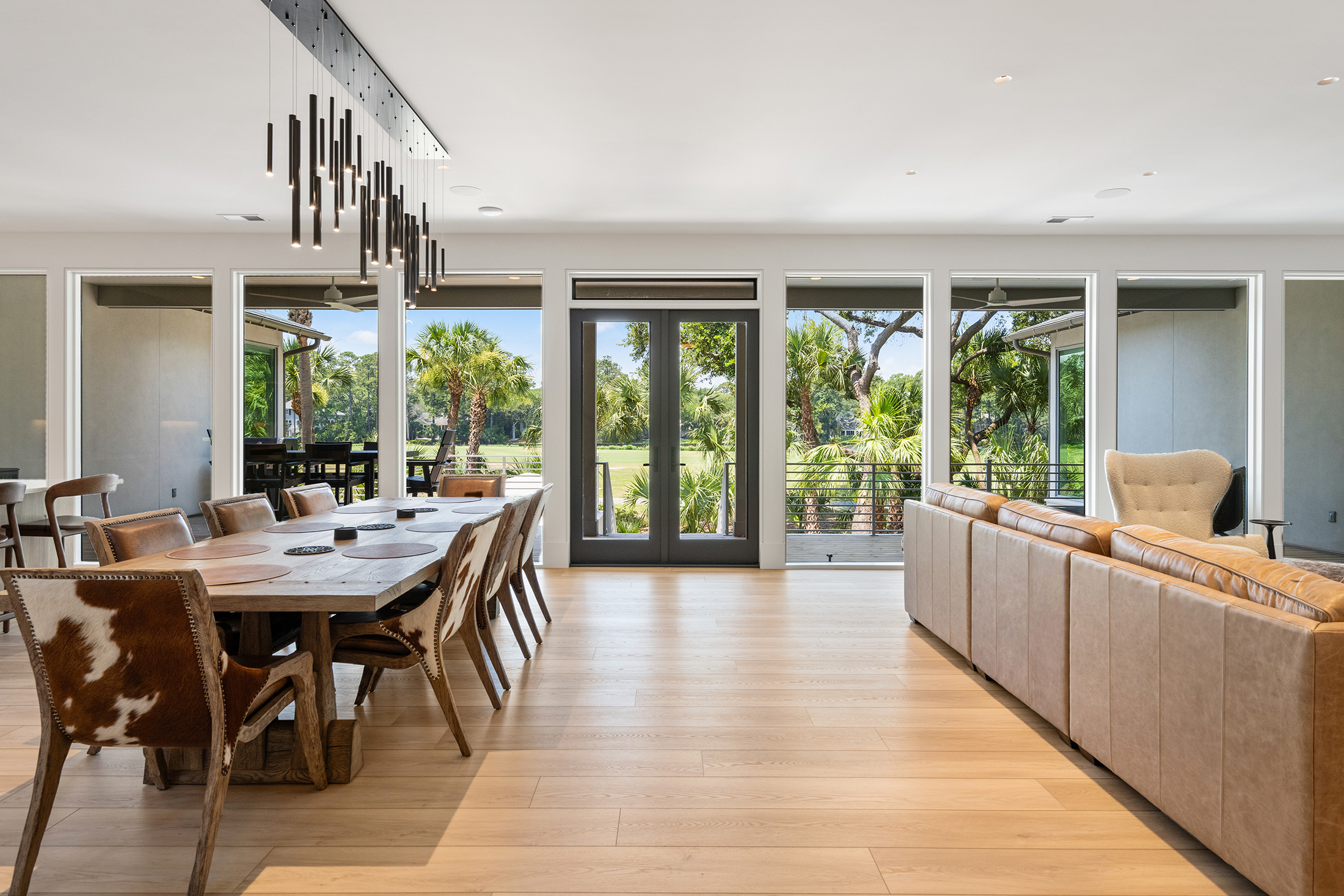 49 Sea Lane | Dining and living space