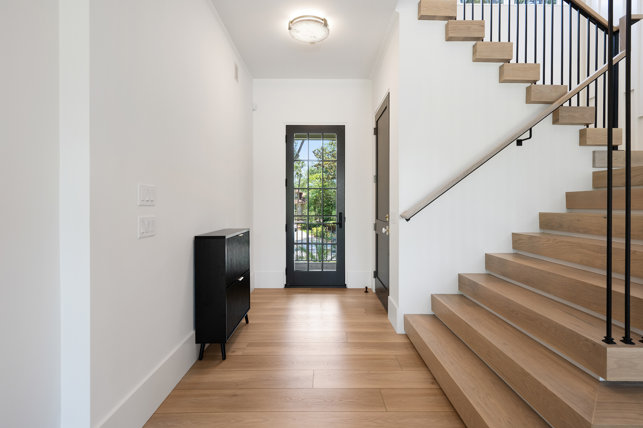 49 Sea Lane | Spacious and bright foyer