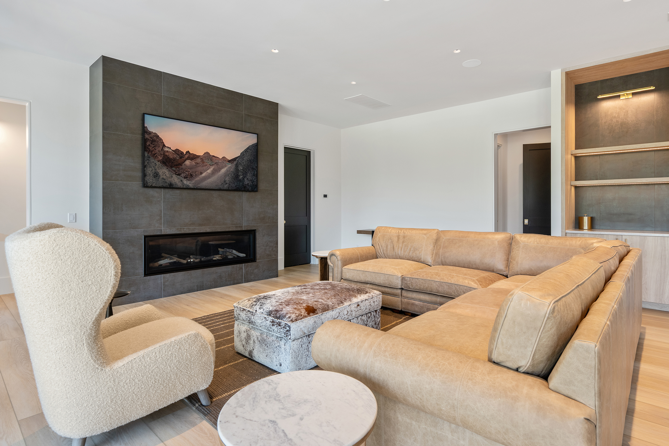 49 Sea Lane | Spacious living room w/ fireplace & fairway views