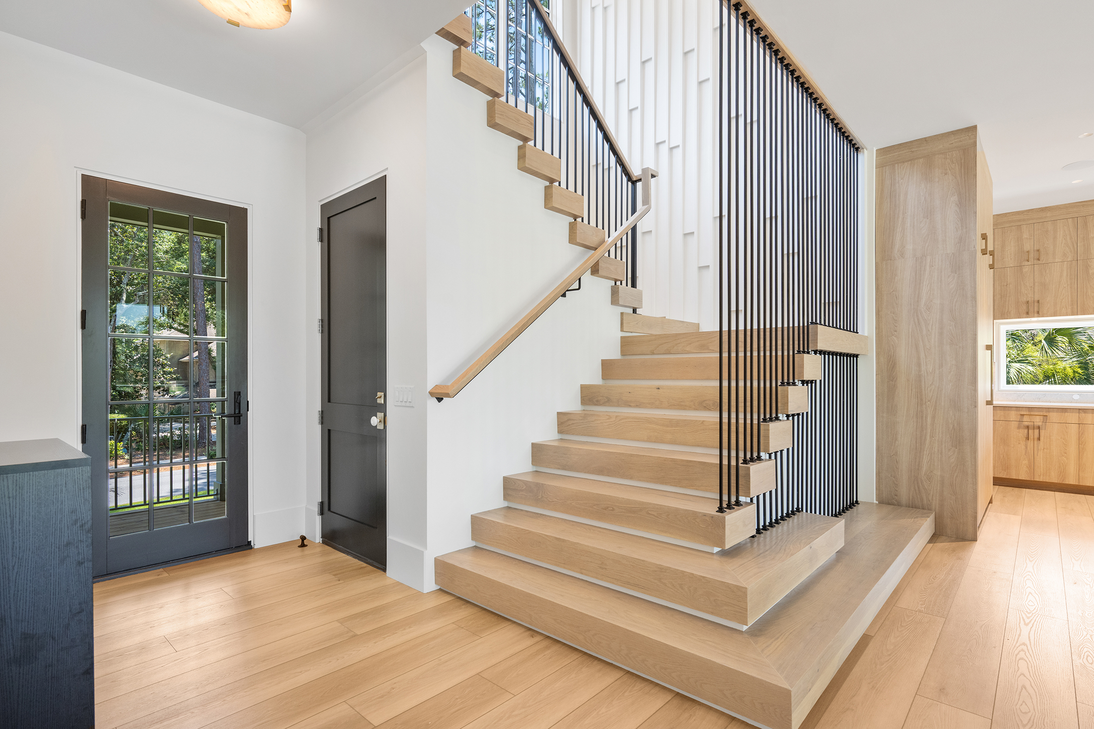49 Sea Lane | Spacious and bright foyer