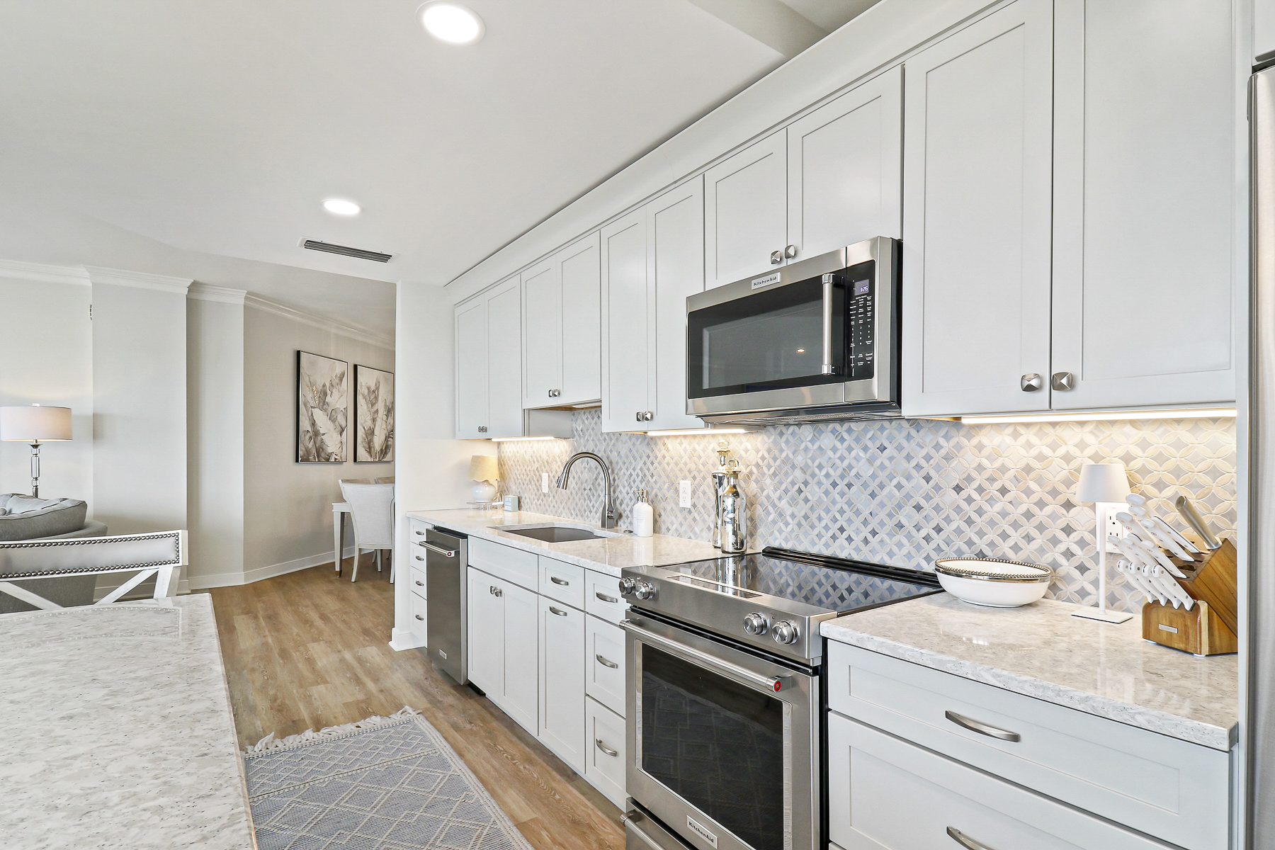 1922 South Beach Club | Open kitchen, coffee bar, balcony access