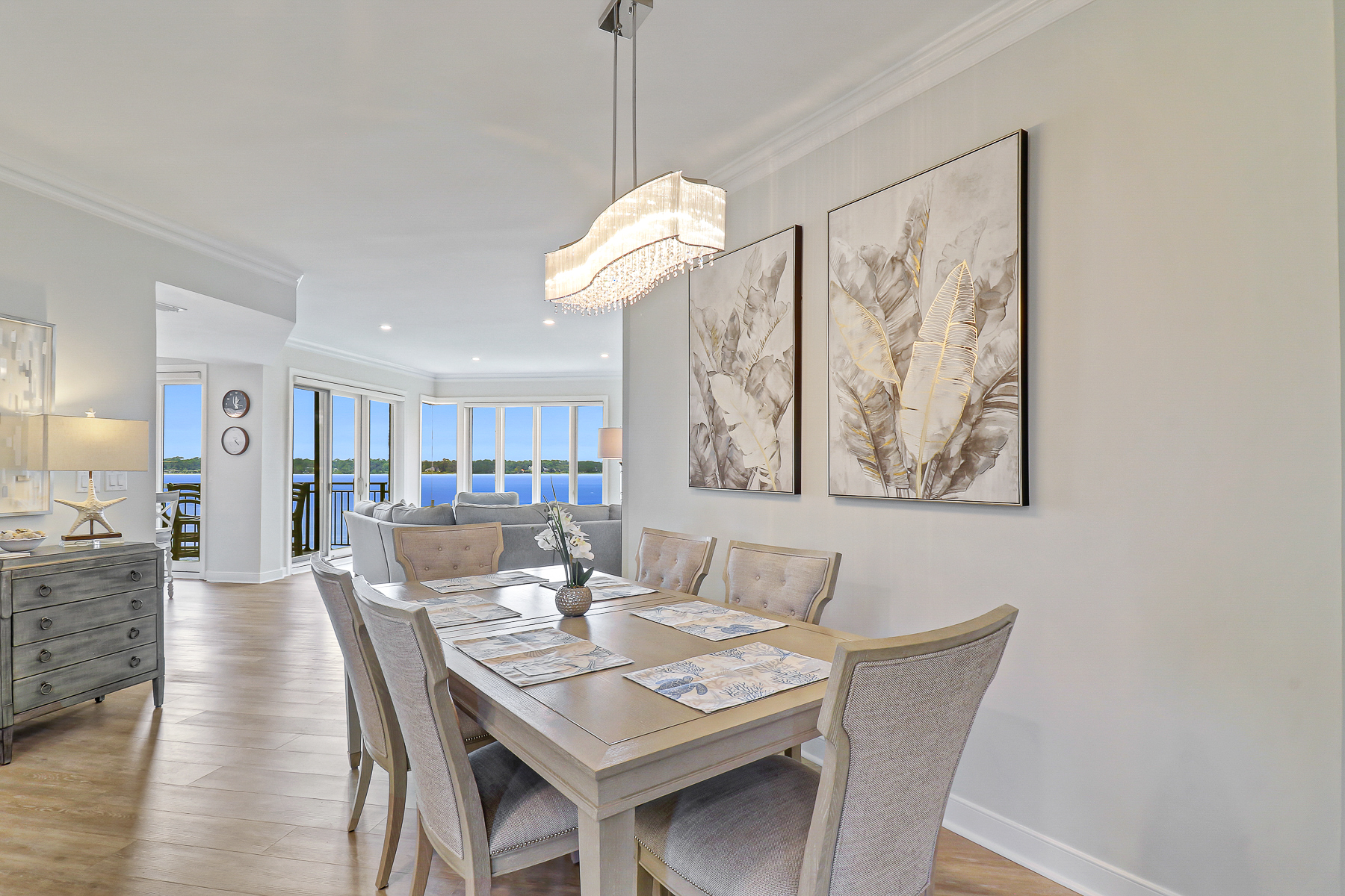 1922 South Beach Club | Open dining area with seating for six