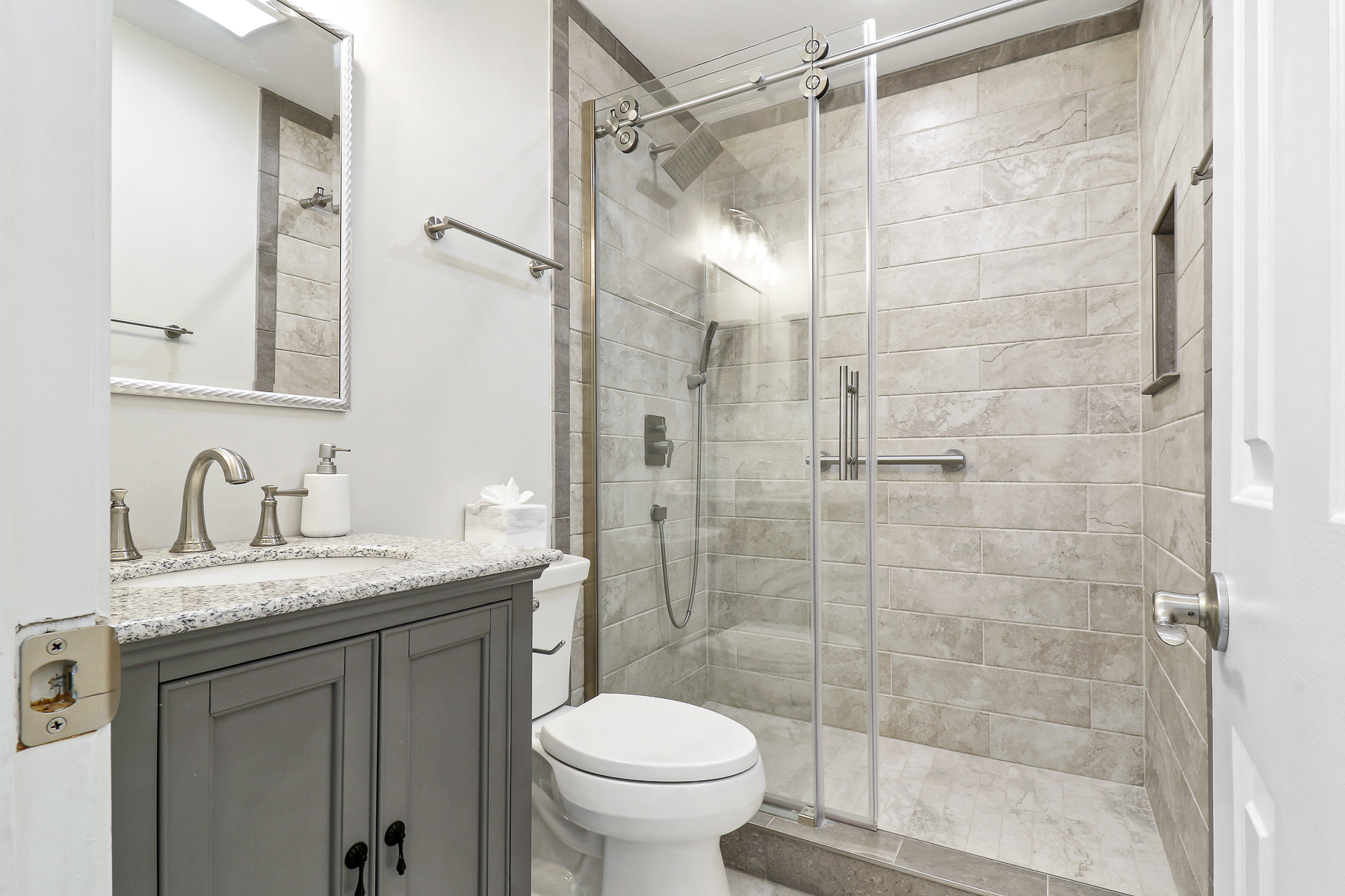 1922 South Beach Club | Bedroom 2 ensuite bath with shower