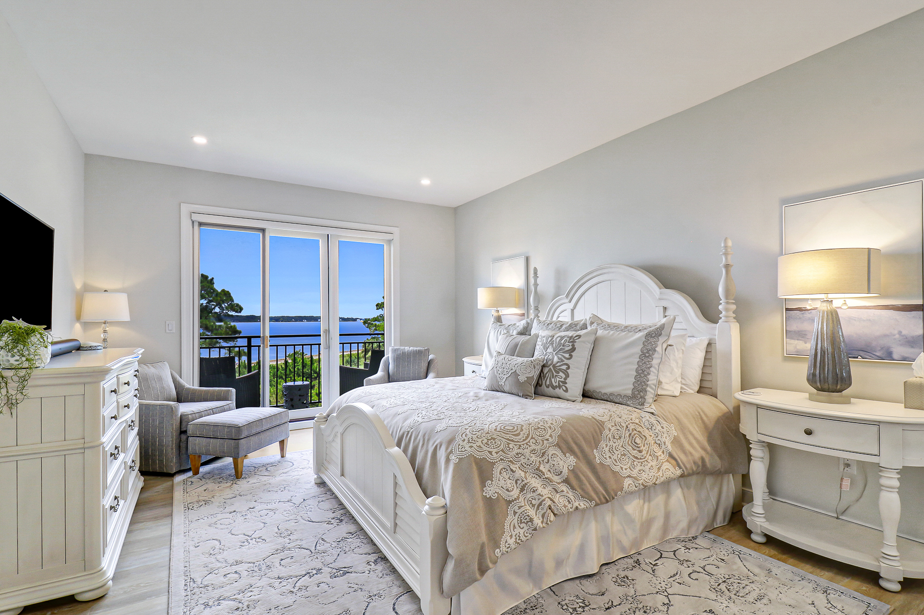 1922 South Beach Club | Bedroom 3 primary king suite w/ balcony 