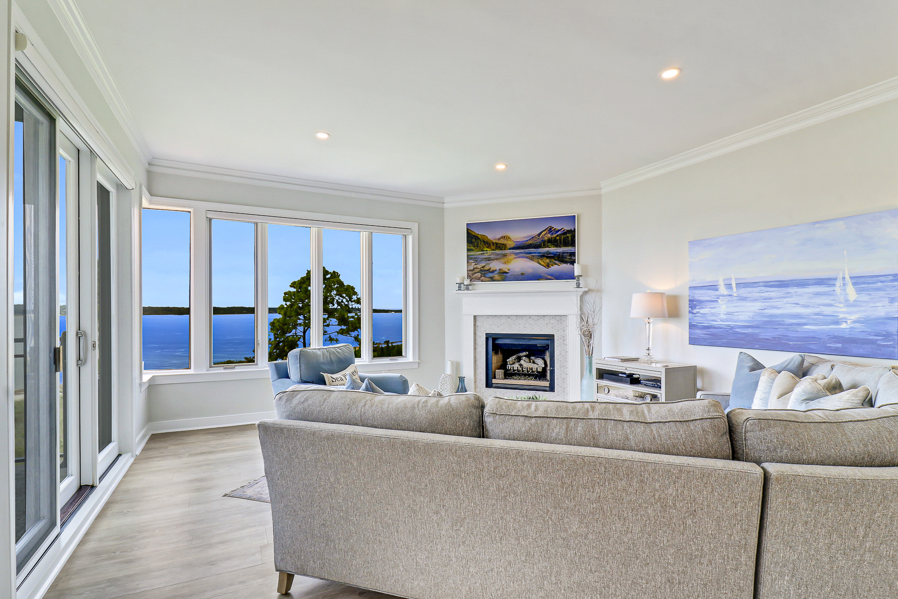 1922 South Beach Club | Stunning living space with amazing view
