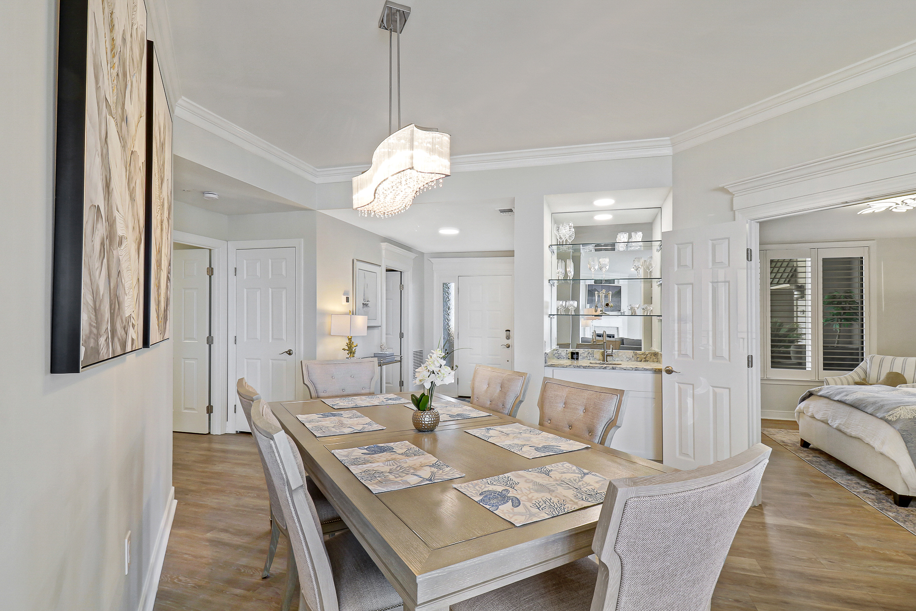 1922 South Beach Club | Open dining area with seating for six