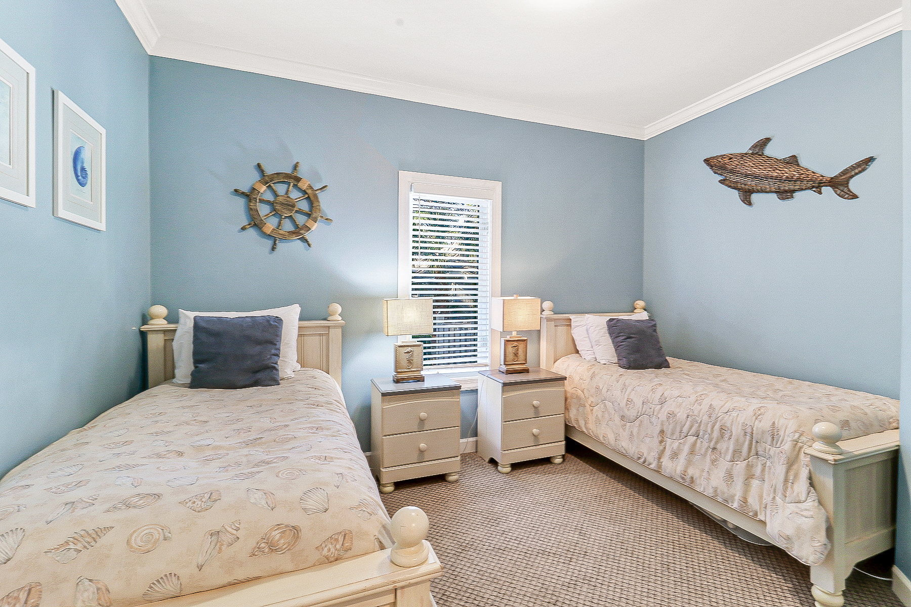 72 Full Sweep | Bedroom 2 twin beds & cozy decor