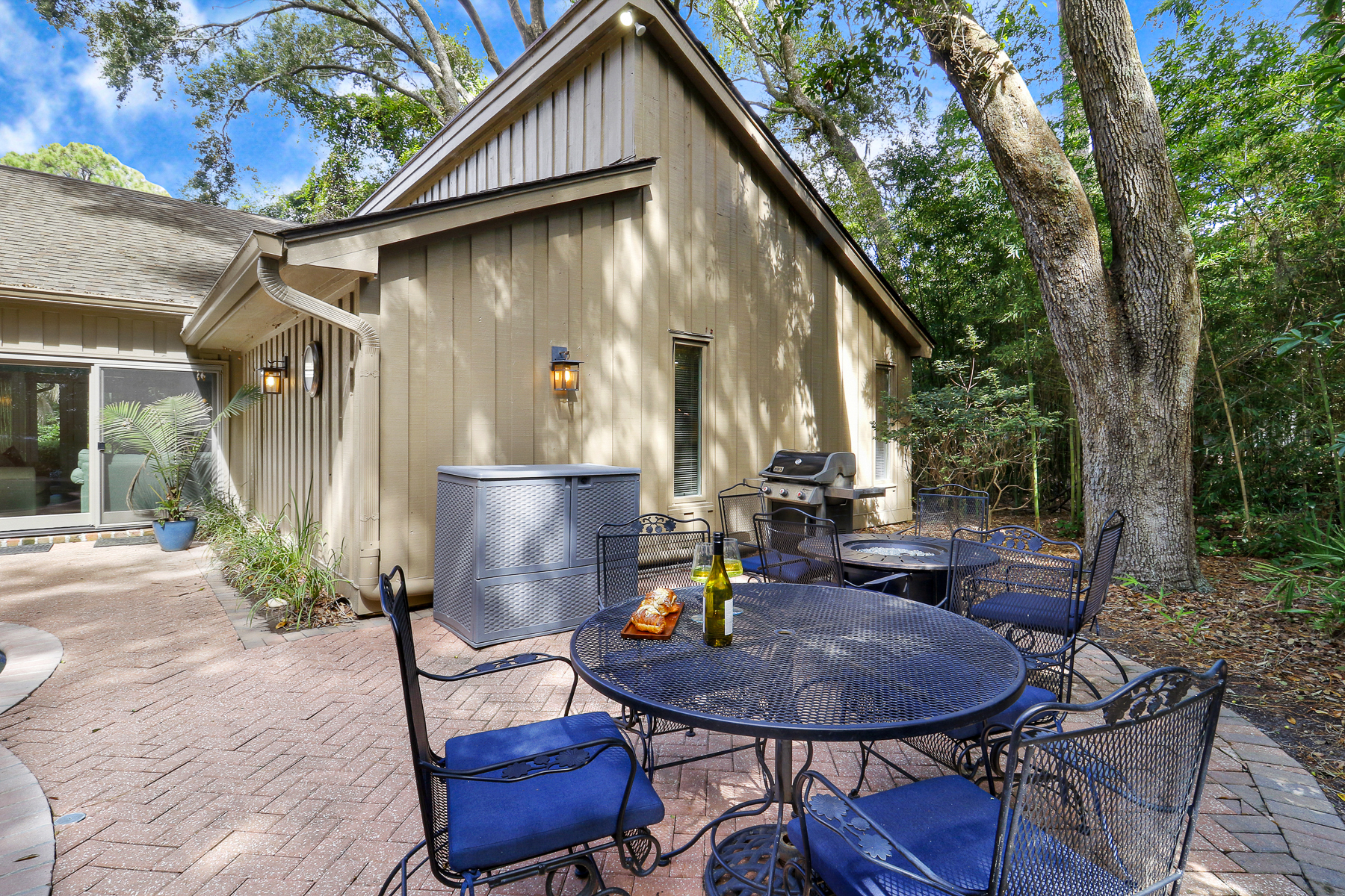 10 Battery | Seating for 8, perfect for gatherings