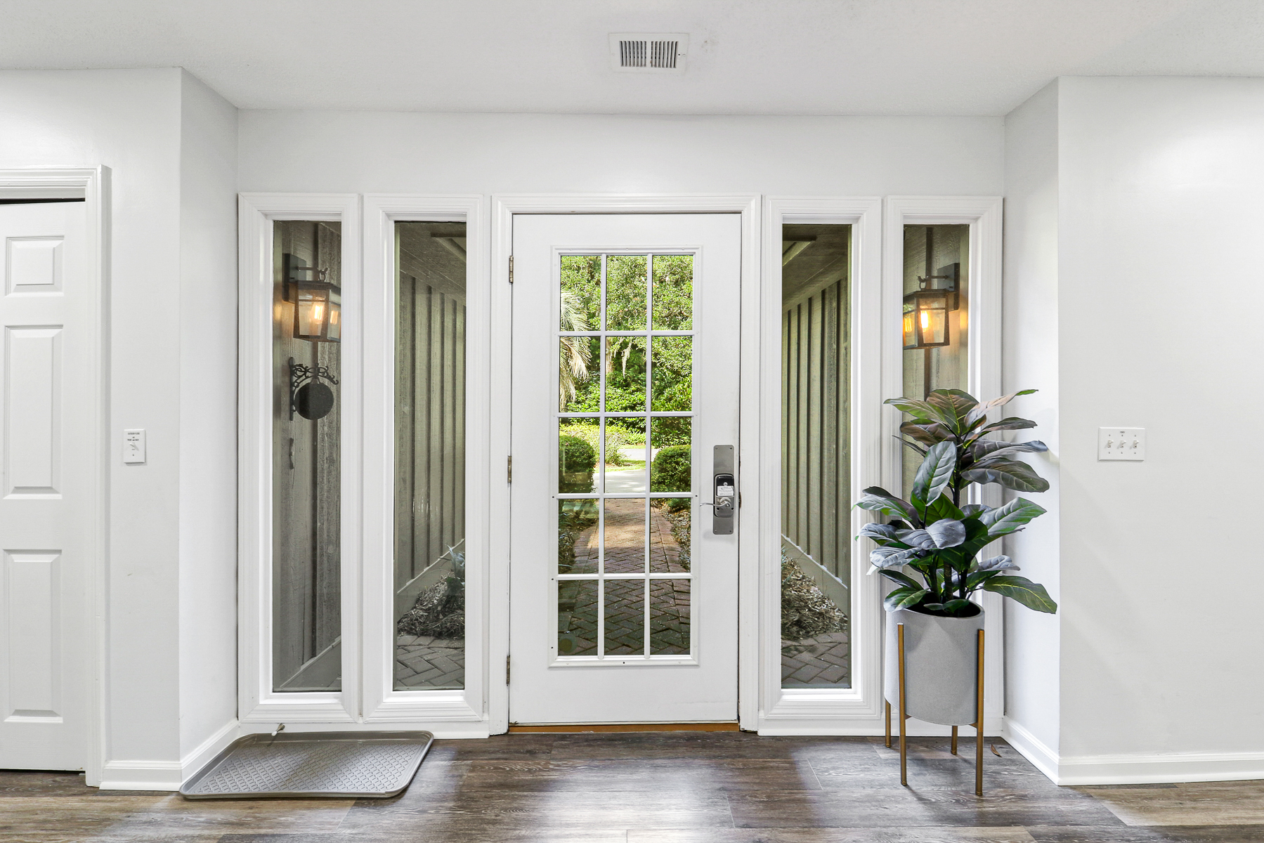 10 Battery | Bright and spacious entryway