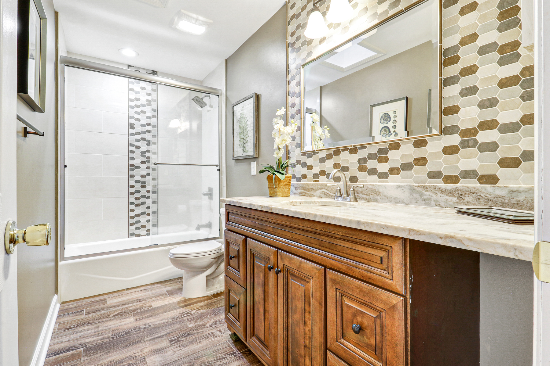 10 Battery | Bathroom 2 w/ tub shower combo