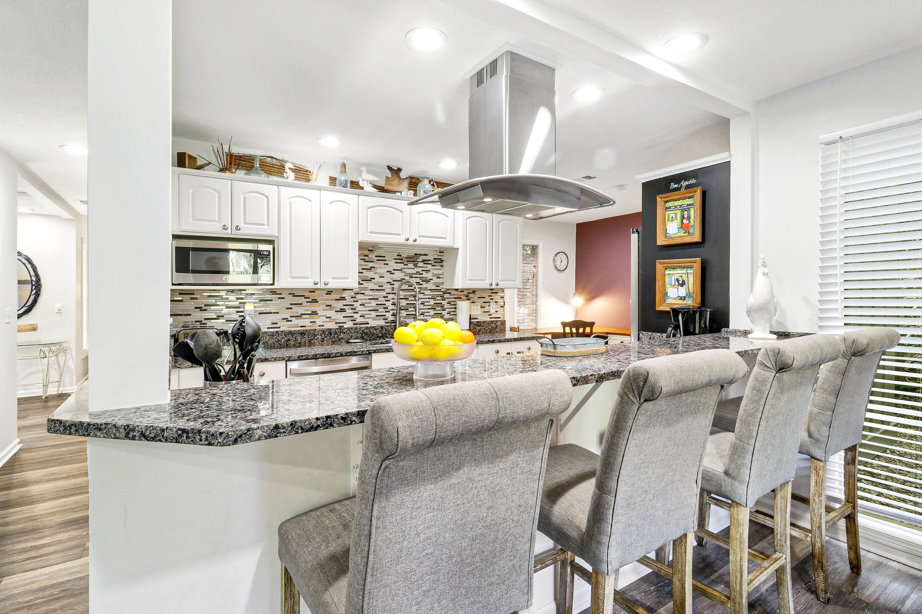 10 Battery | Bar seating for 3