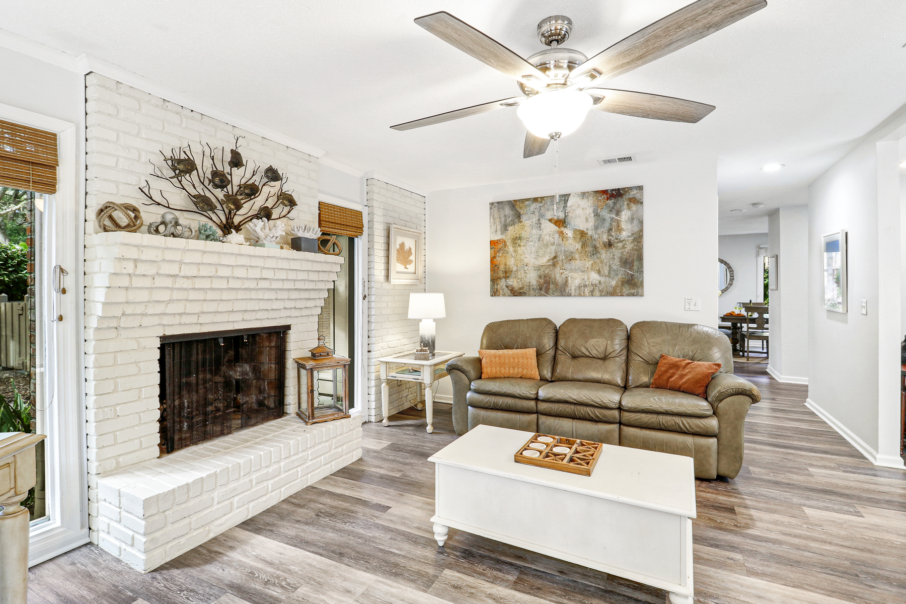 10 Battery | Cozy den for movie nights & family fun