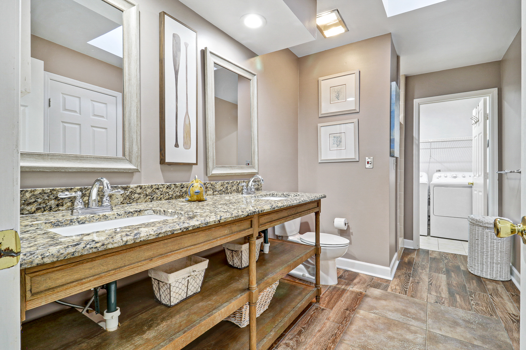 10 Battery | Bathroom 3 w/ walk-in shower