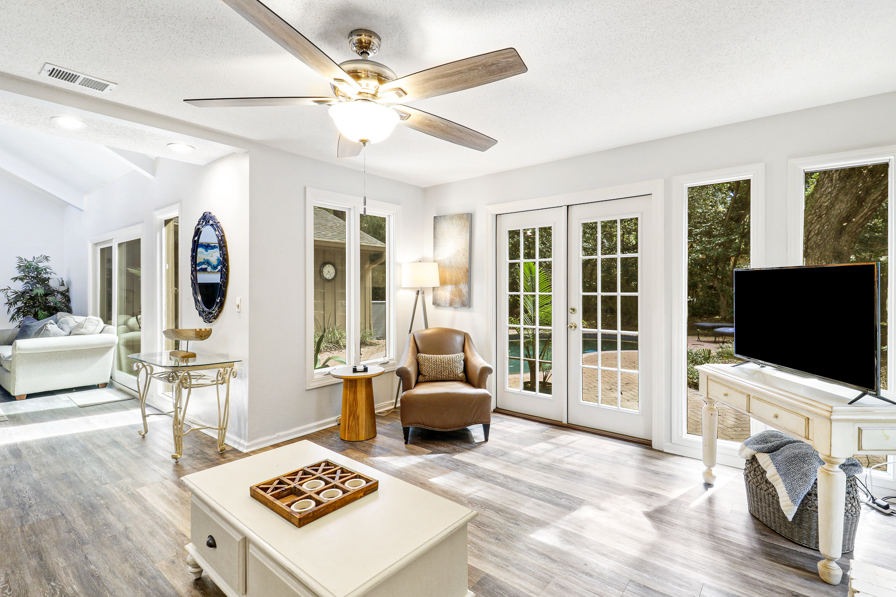 10 Battery | Cozy den for movie nights & family fun