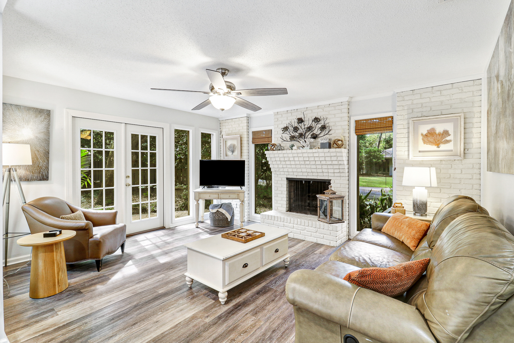 10 Battery | Cozy den for movie nights & family fun