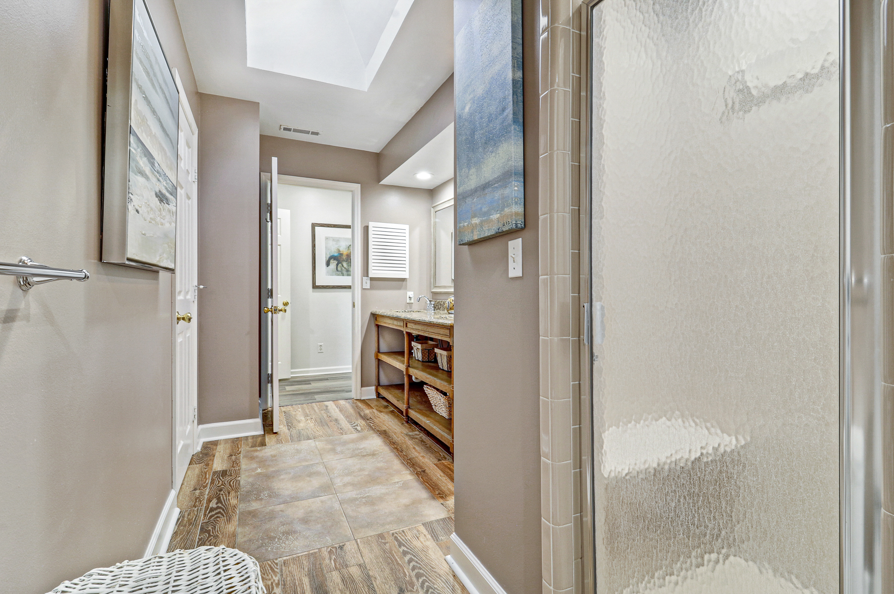 10 Battery | Bathroom 3 w/ walk-in shower