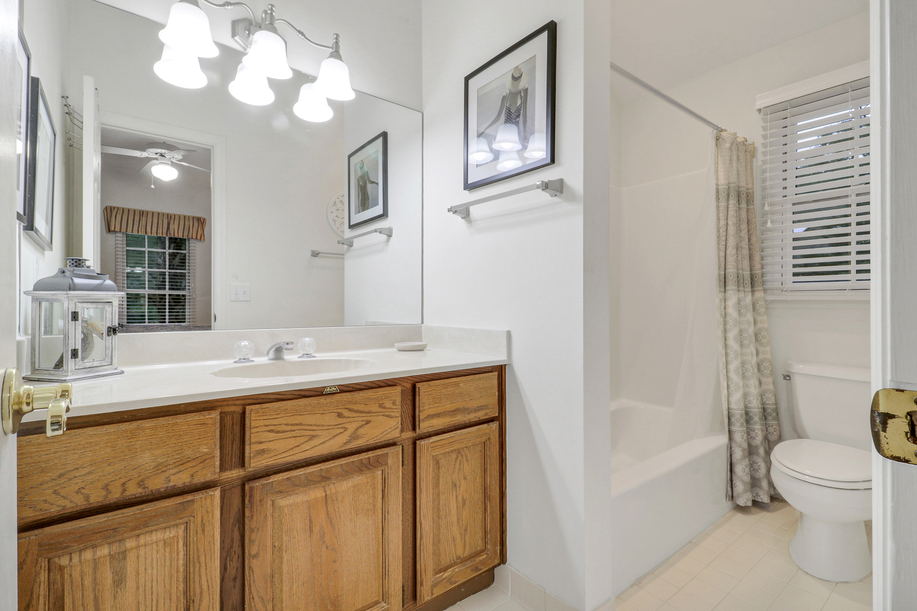 4 East Garrison | Bedroom 1 ensuite w/ tub/shower combo