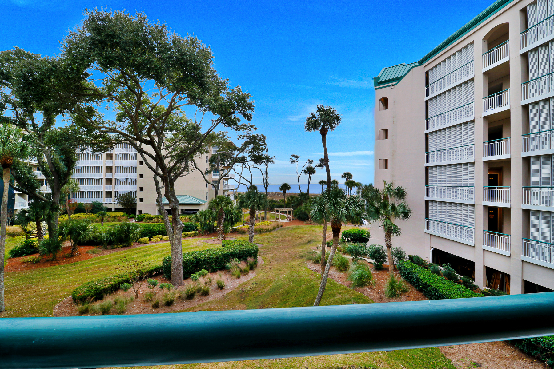 4202 Windsor | Enjoy morning coffee on the balcony