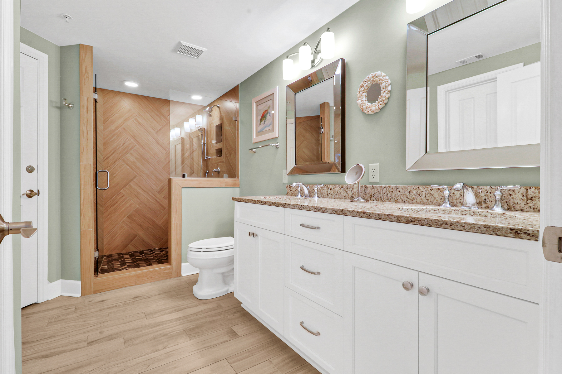 4202 Windsor | Bedroom 1 full bathroom