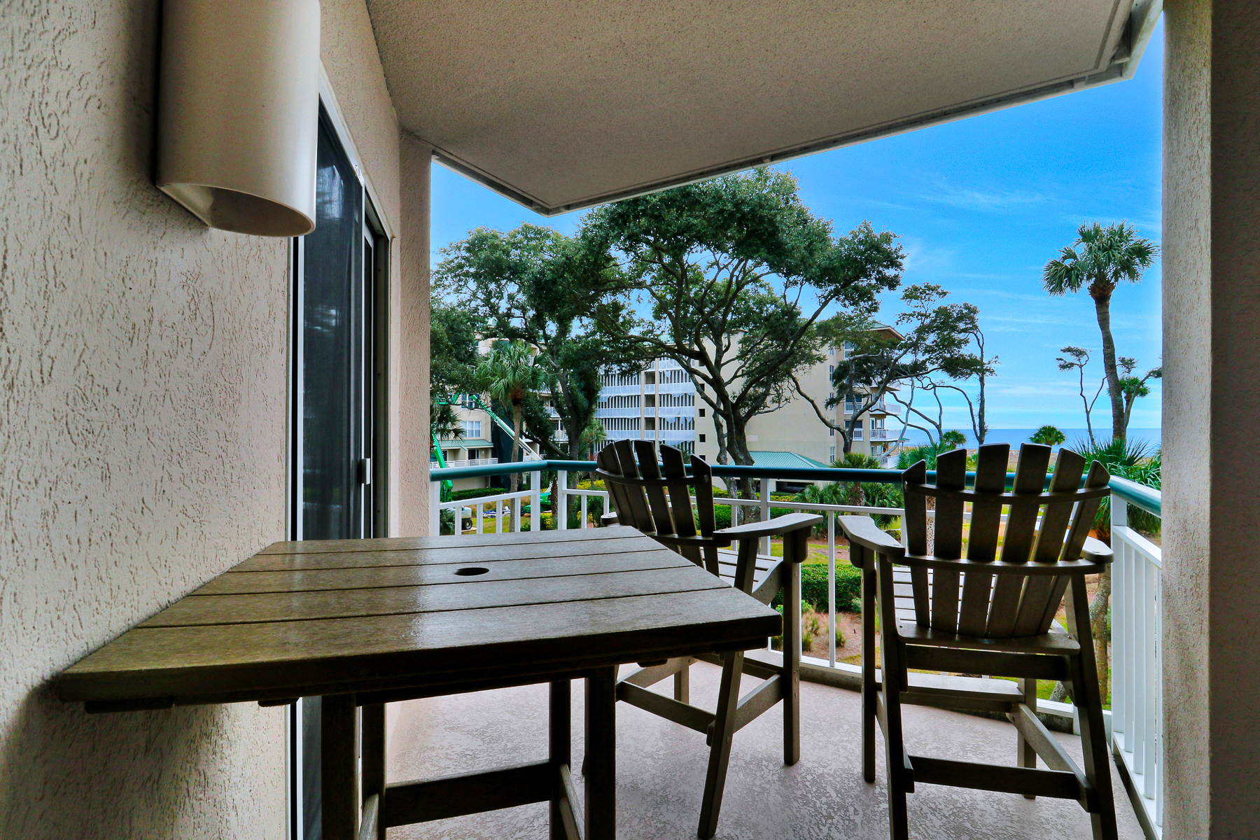 4202 Windsor | Enjoy morning coffee on the balcony
