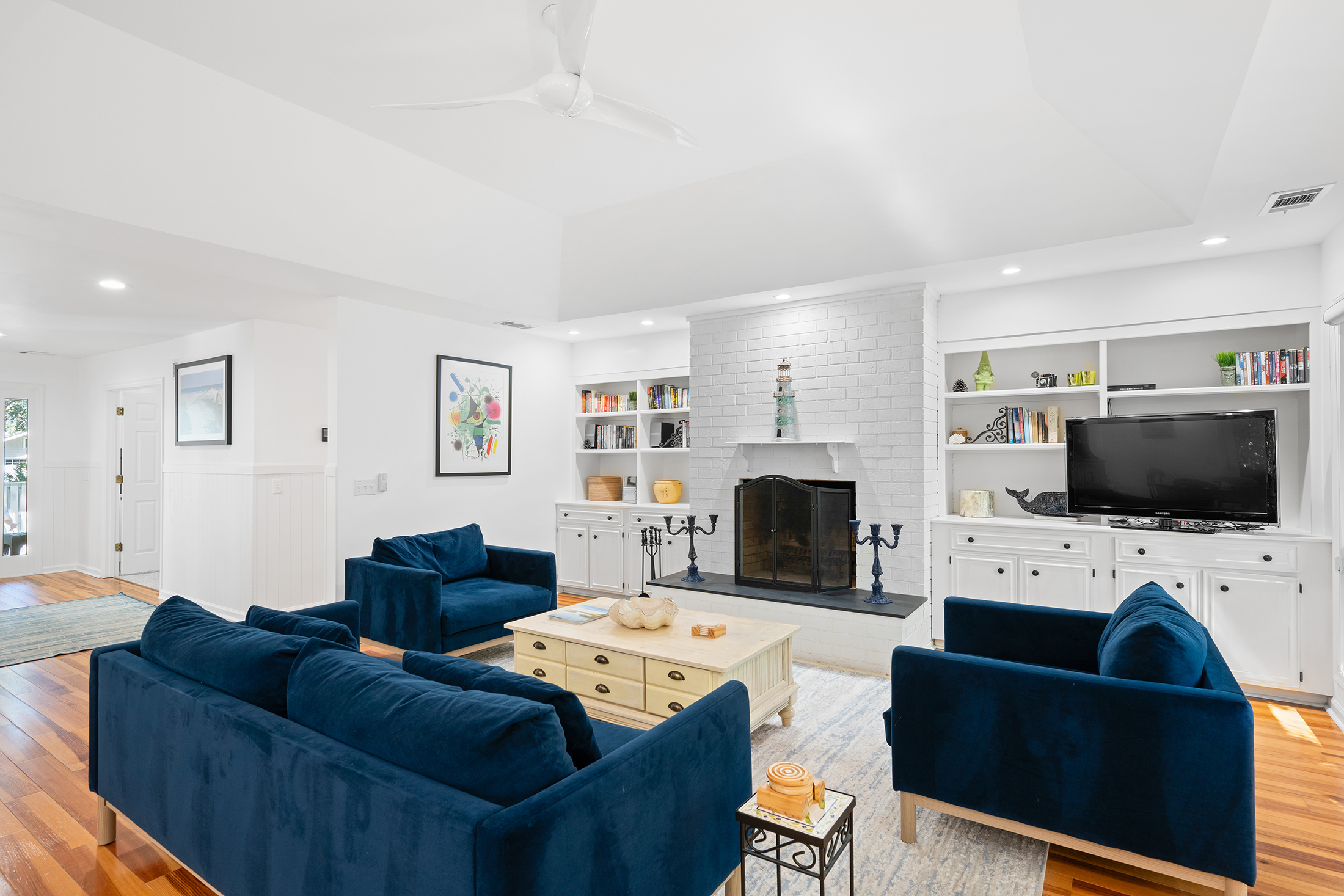 28 Battery Road | Stylish and spacious living room