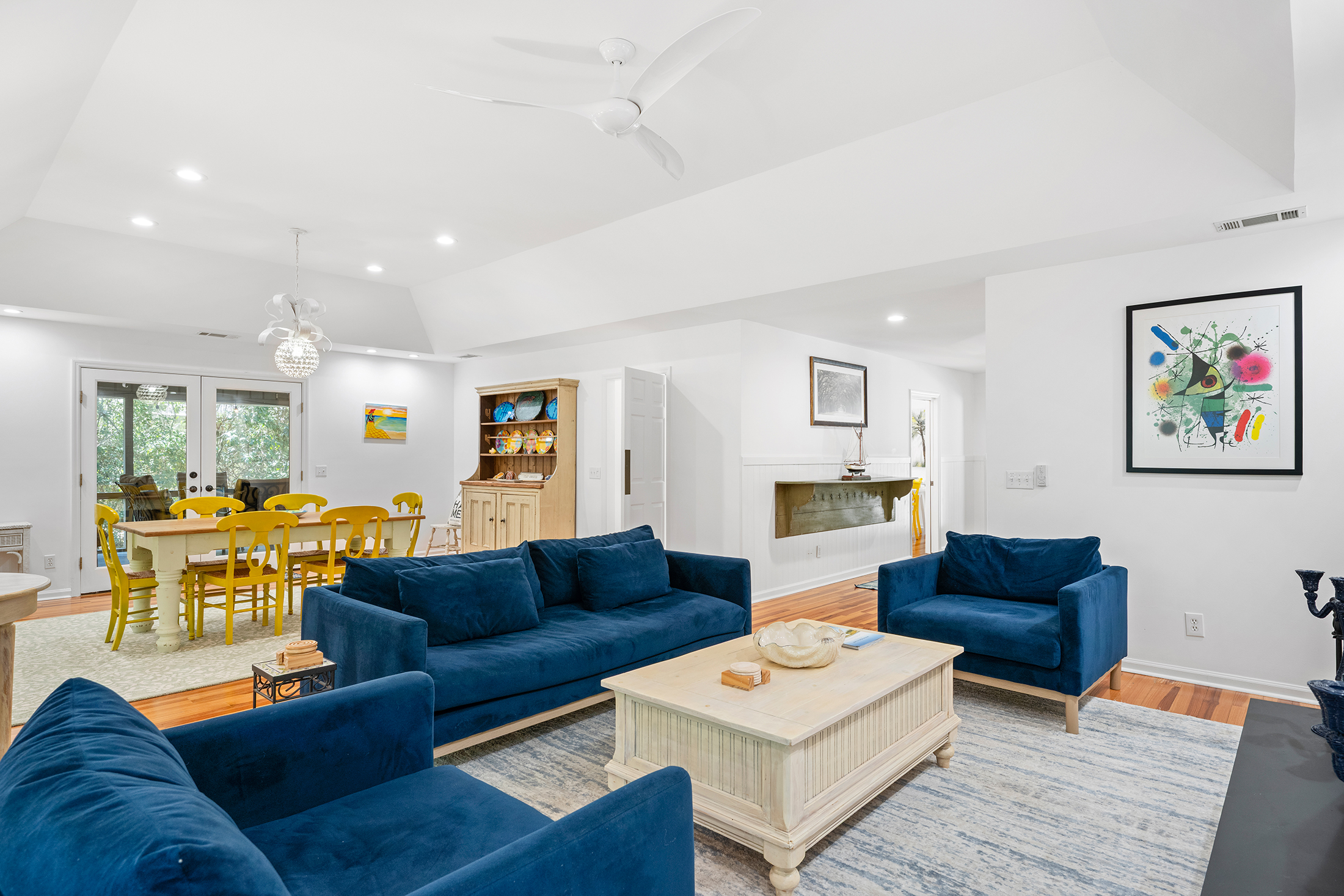 28 Battery Road | Stylish and spacious living room