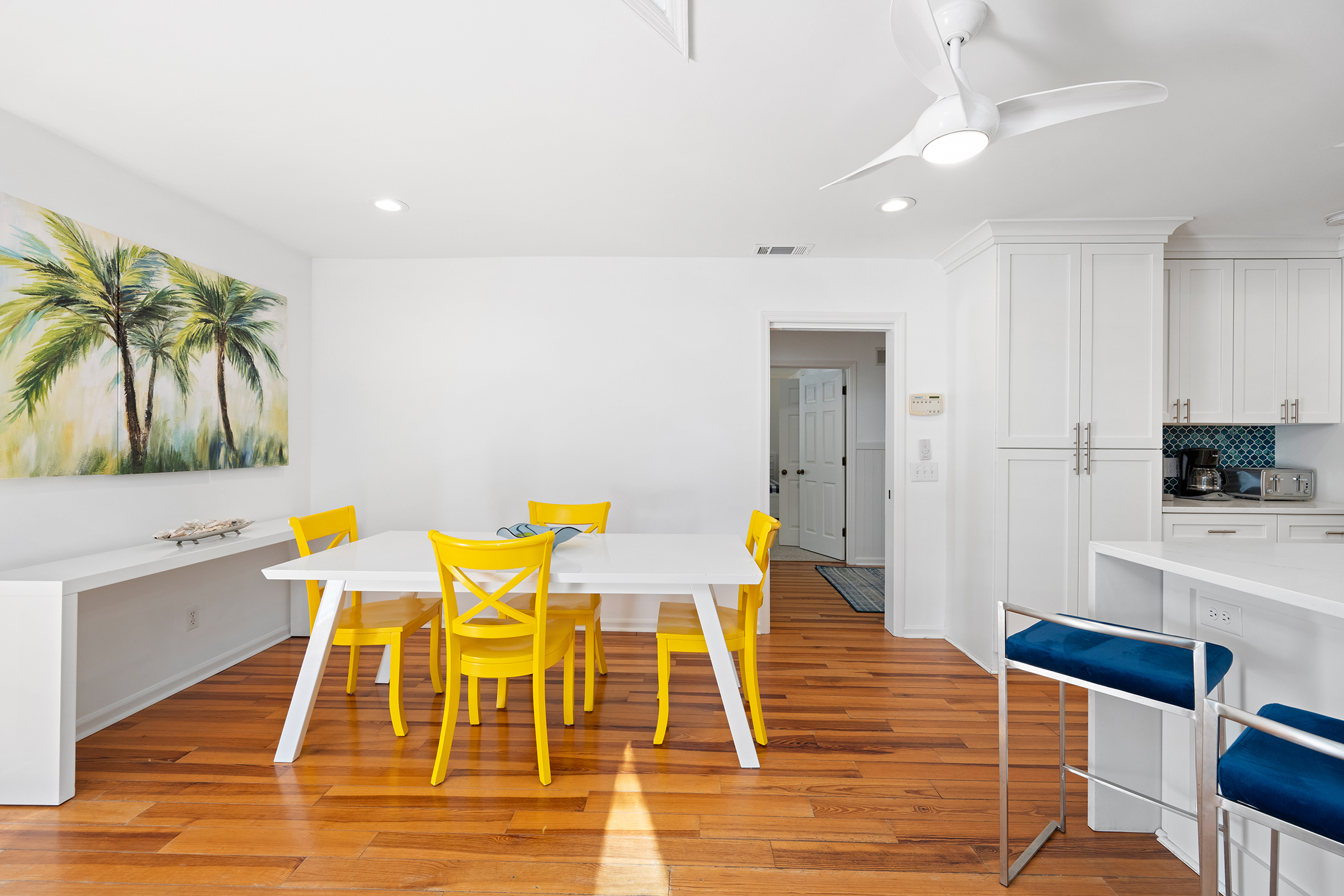 28 Battery Road | Additional dining space w/ seating for 4