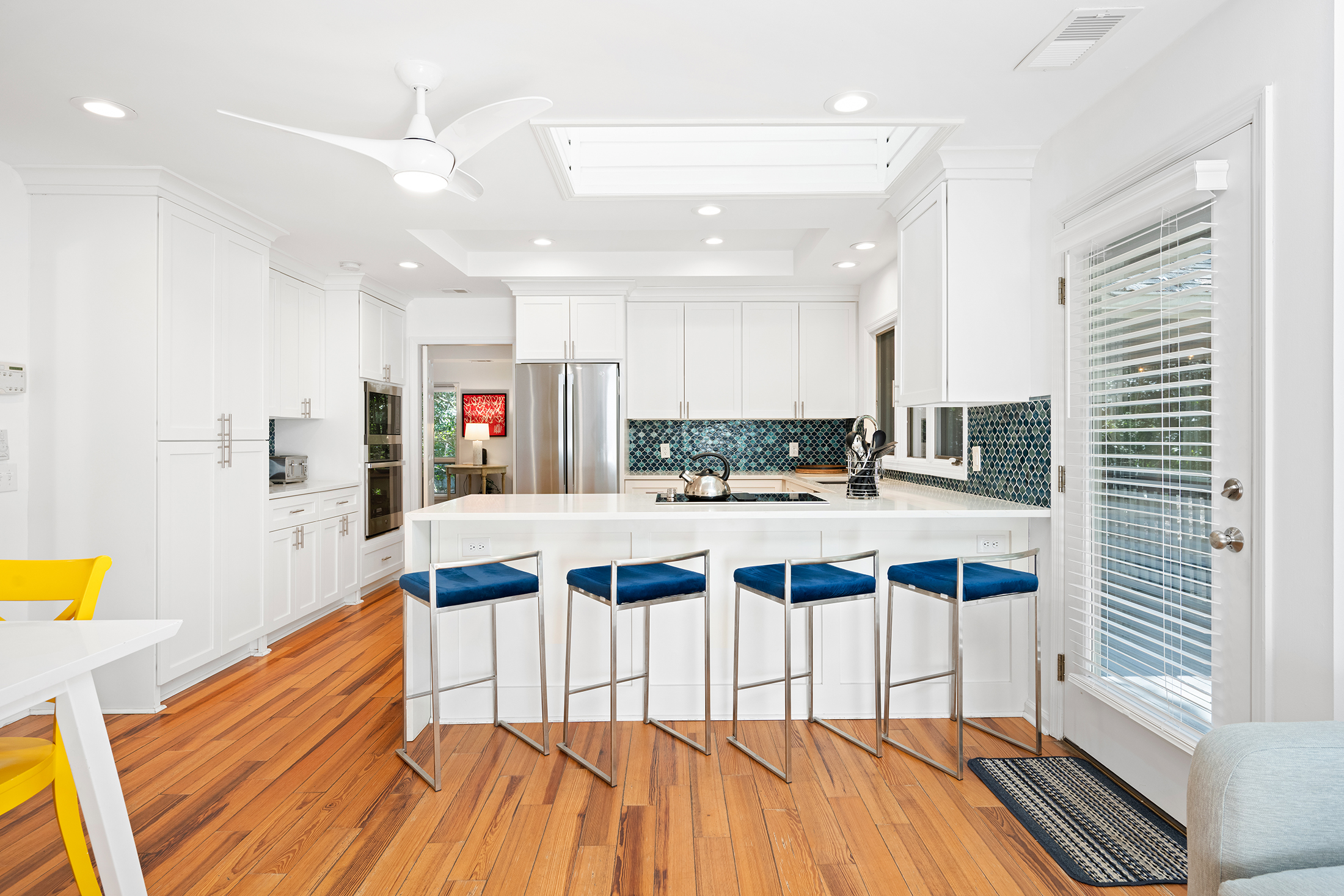 28 Battery Road | Barstool seating for 4