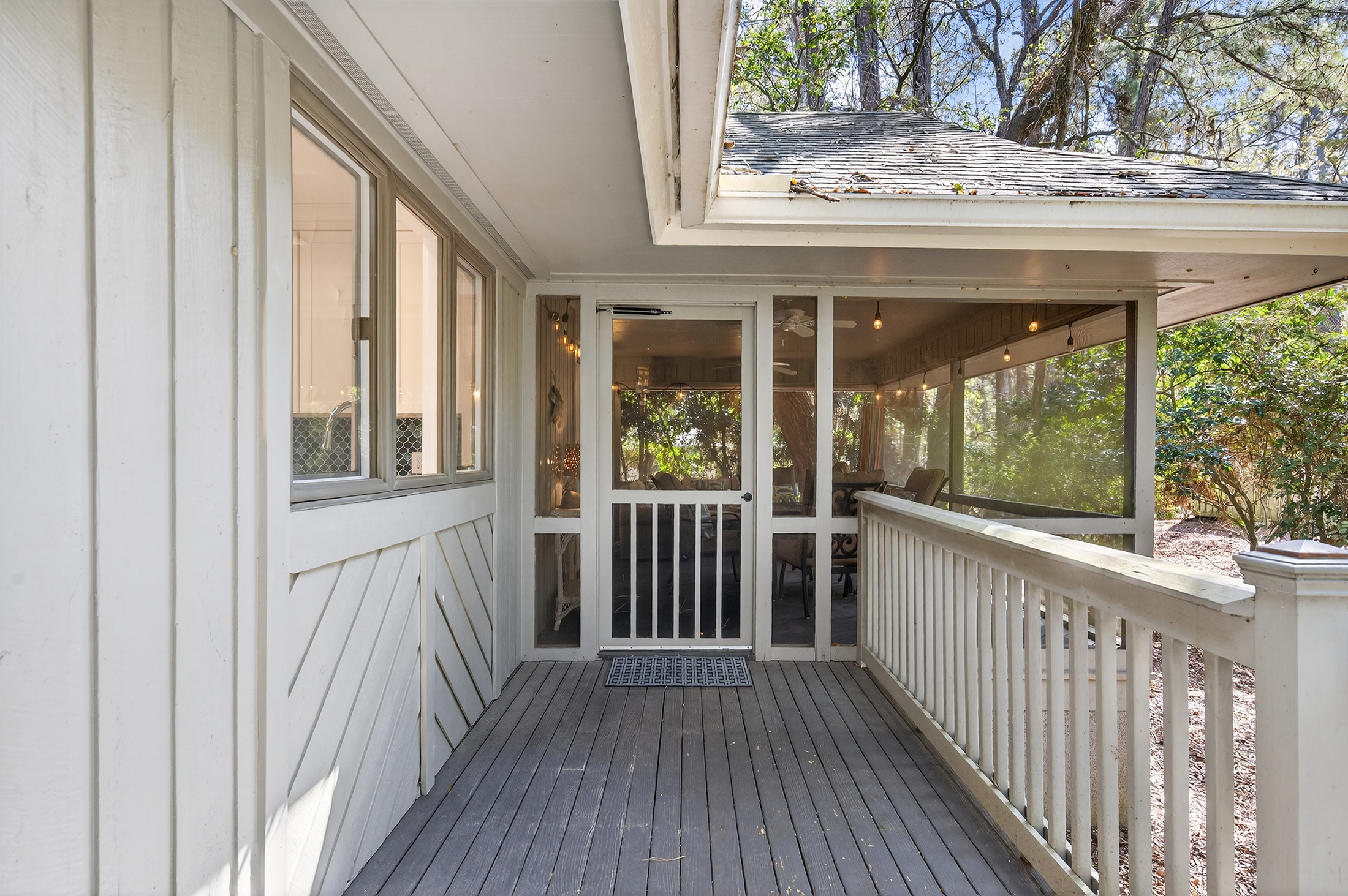 28 Battery Road | Private side deck off of kitchen