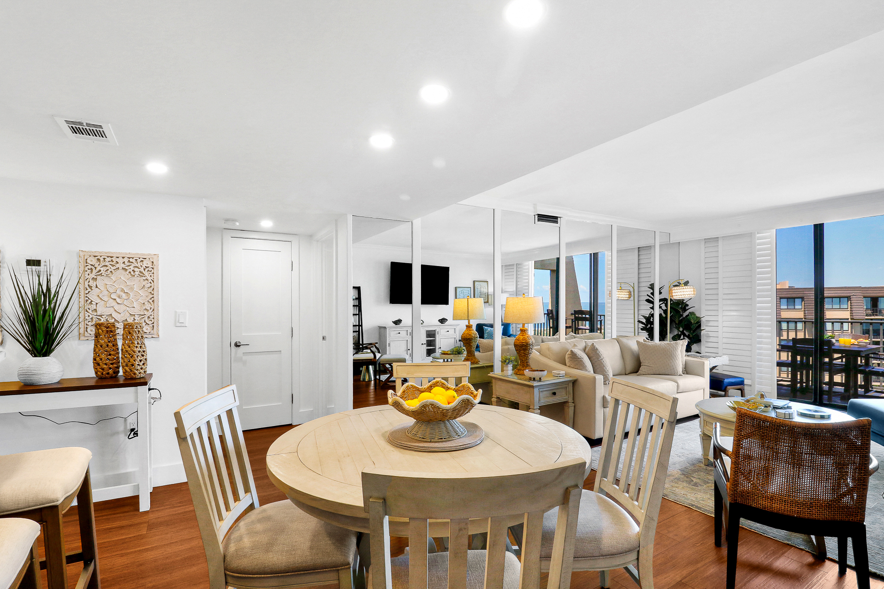 4501 Island Club | Dining table w/ seating for 4