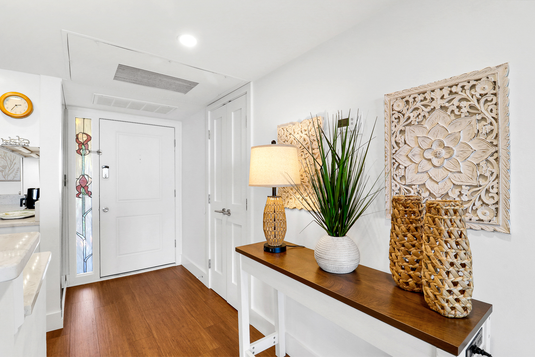 4501 Island Club | Tastefully decorated entryway