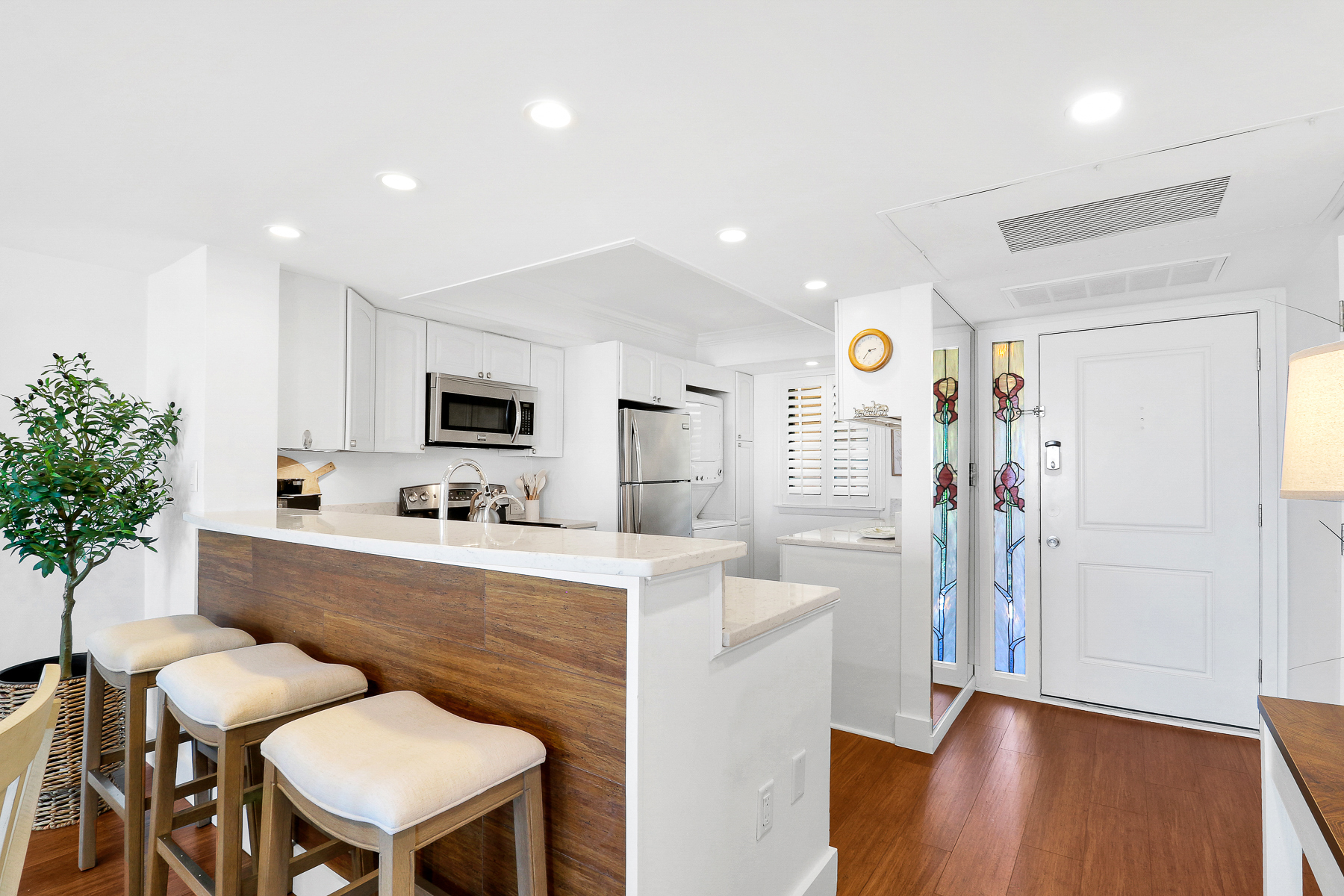 4501 Island Club | Additional dining seating at kitchen countert