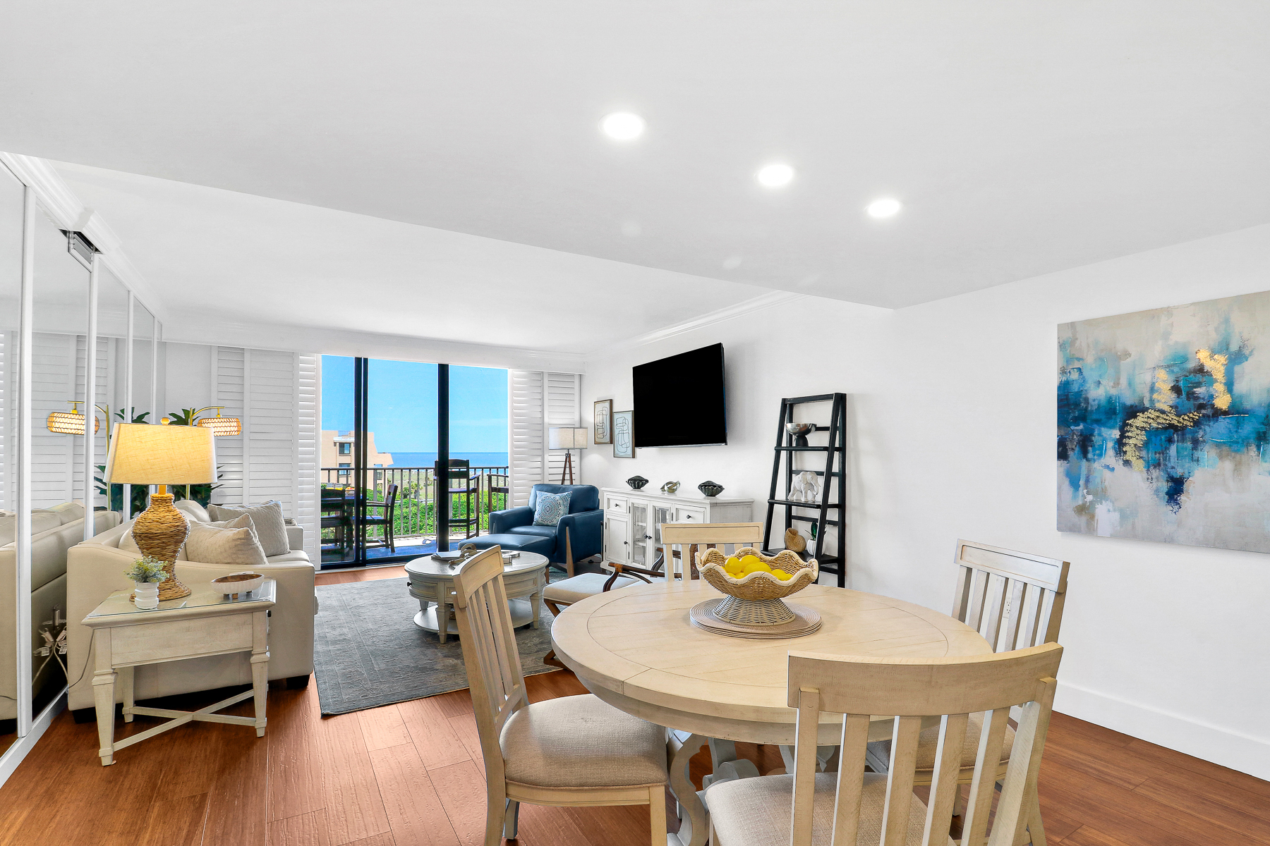 4501 Island Club | Dining table w/ seating for 4